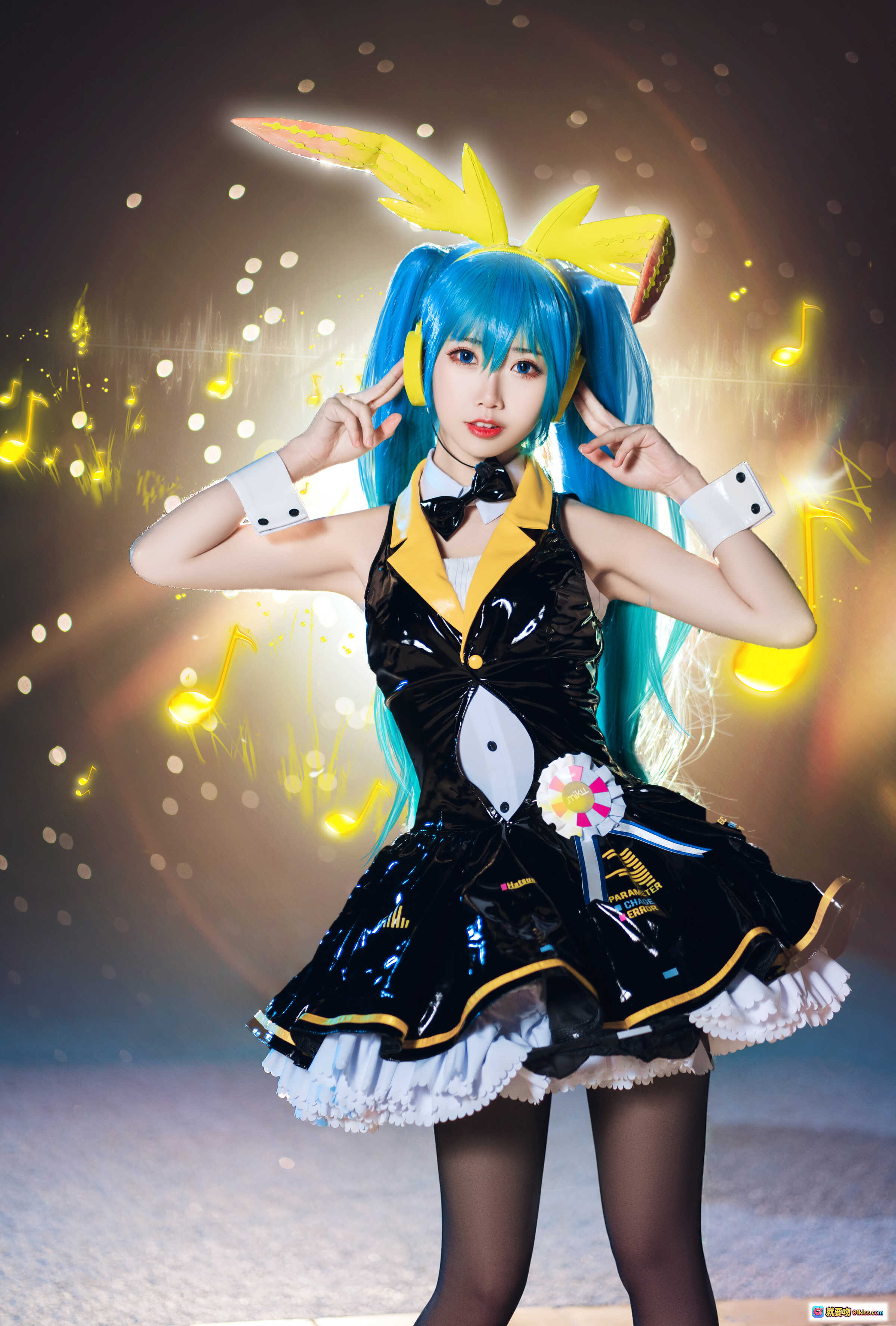 图片[6] - 面饼仙儿NO.040初音Miku Cosplay写真｜蓝发双马尾+荧光音符特效+舞台灯光+黑裙白边+耳机造型+高画质19P - 就要吻