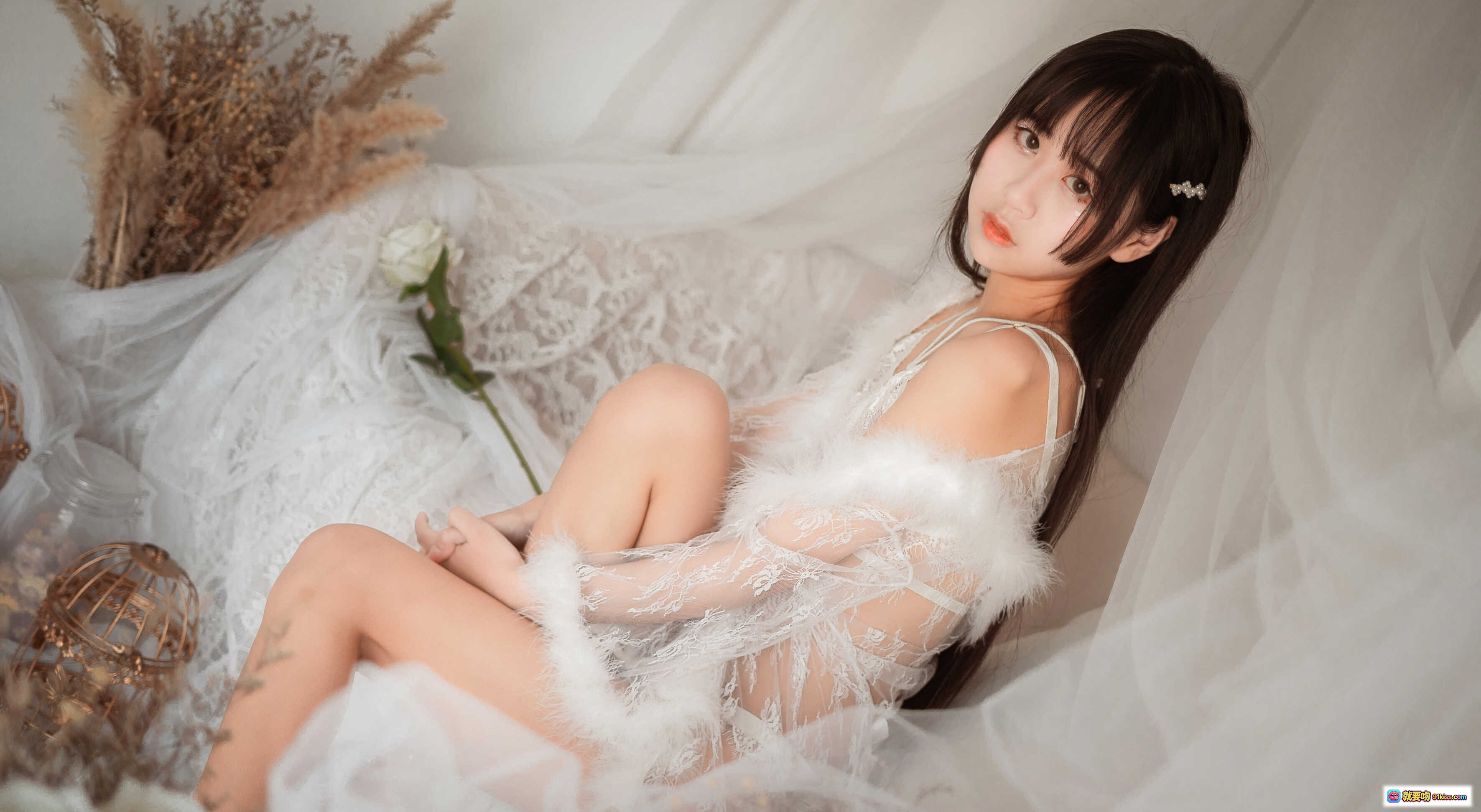 图片[4] - 萌芽儿o0 NO.008 毛绒内衣写真 27P高清美图 白色蕾丝吊带 长发少女持花 朦胧纱幔氛围感 柔美私房风 278MB大图包 - 就要吻