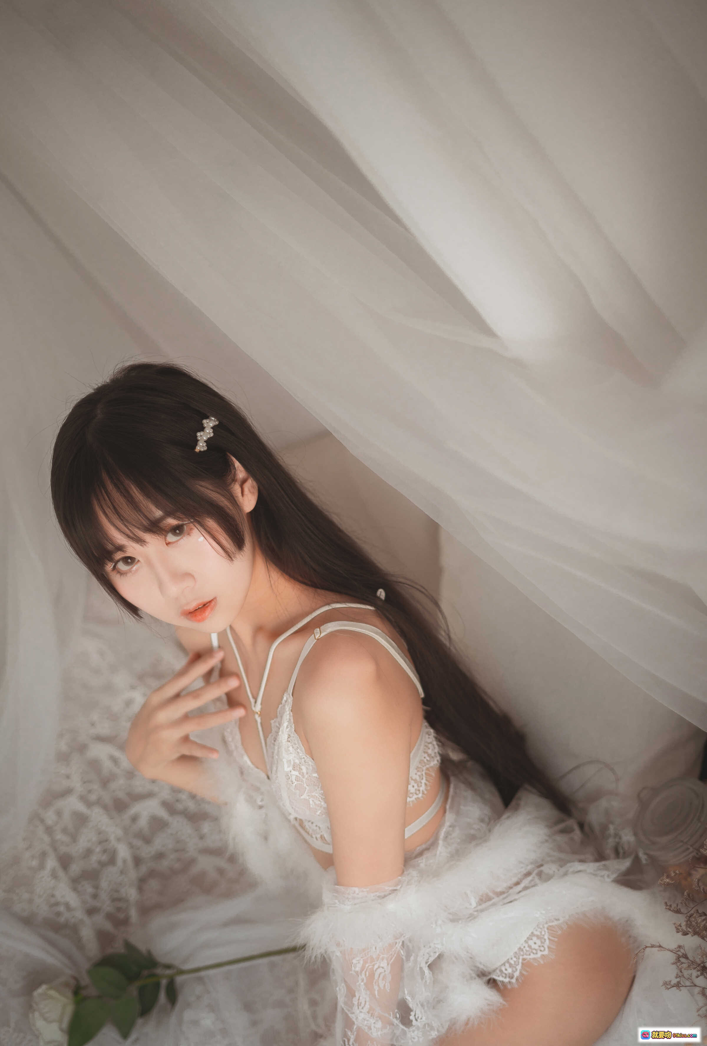图片[7] - 萌芽儿o0 NO.008 毛绒内衣写真 27P高清美图 白色蕾丝吊带 长发少女持花 朦胧纱幔氛围感 柔美私房风 278MB大图包 - 就要吻