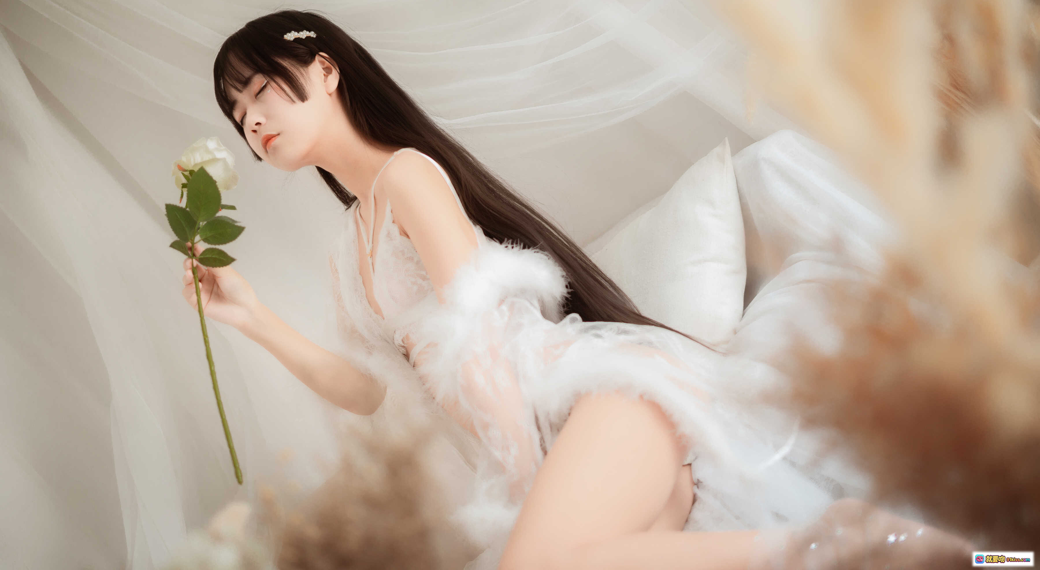 图片[1] - 萌芽儿o0 NO.008 毛绒内衣写真 27P高清美图 白色蕾丝吊带 长发少女持花 朦胧纱幔氛围感 柔美私房风 278MB大图包 - 就要吻