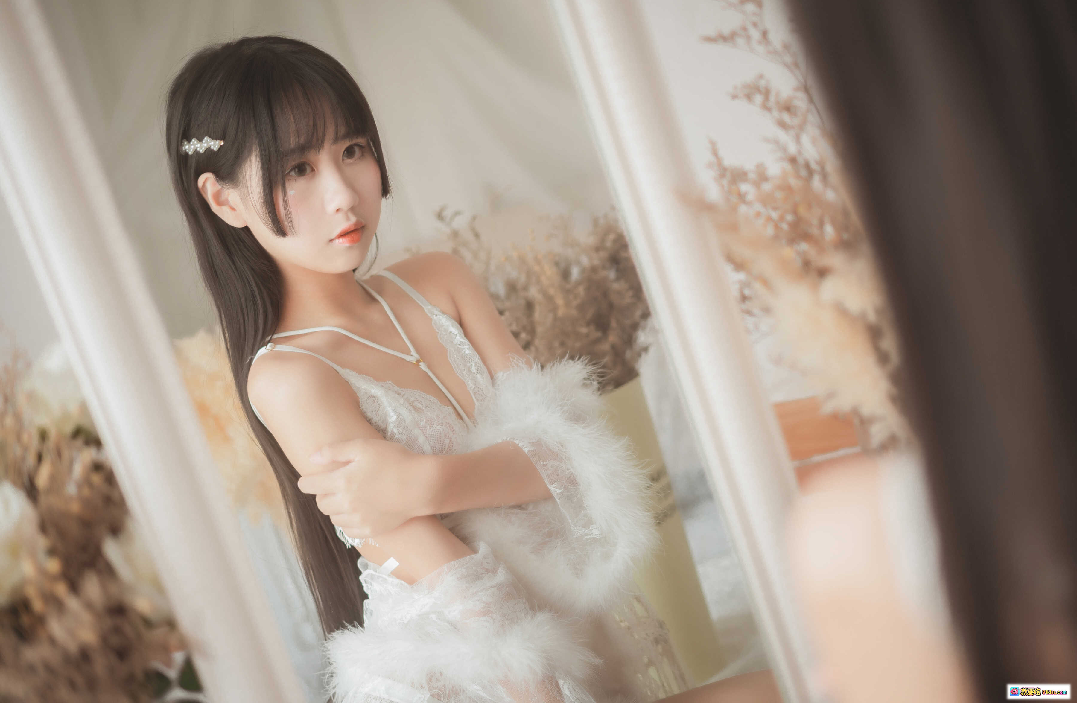 图片[10] - 萌芽儿o0 NO.008 毛绒内衣写真 27P高清美图 白色蕾丝吊带 长发少女持花 朦胧纱幔氛围感 柔美私房风 278MB大图包 - 就要吻