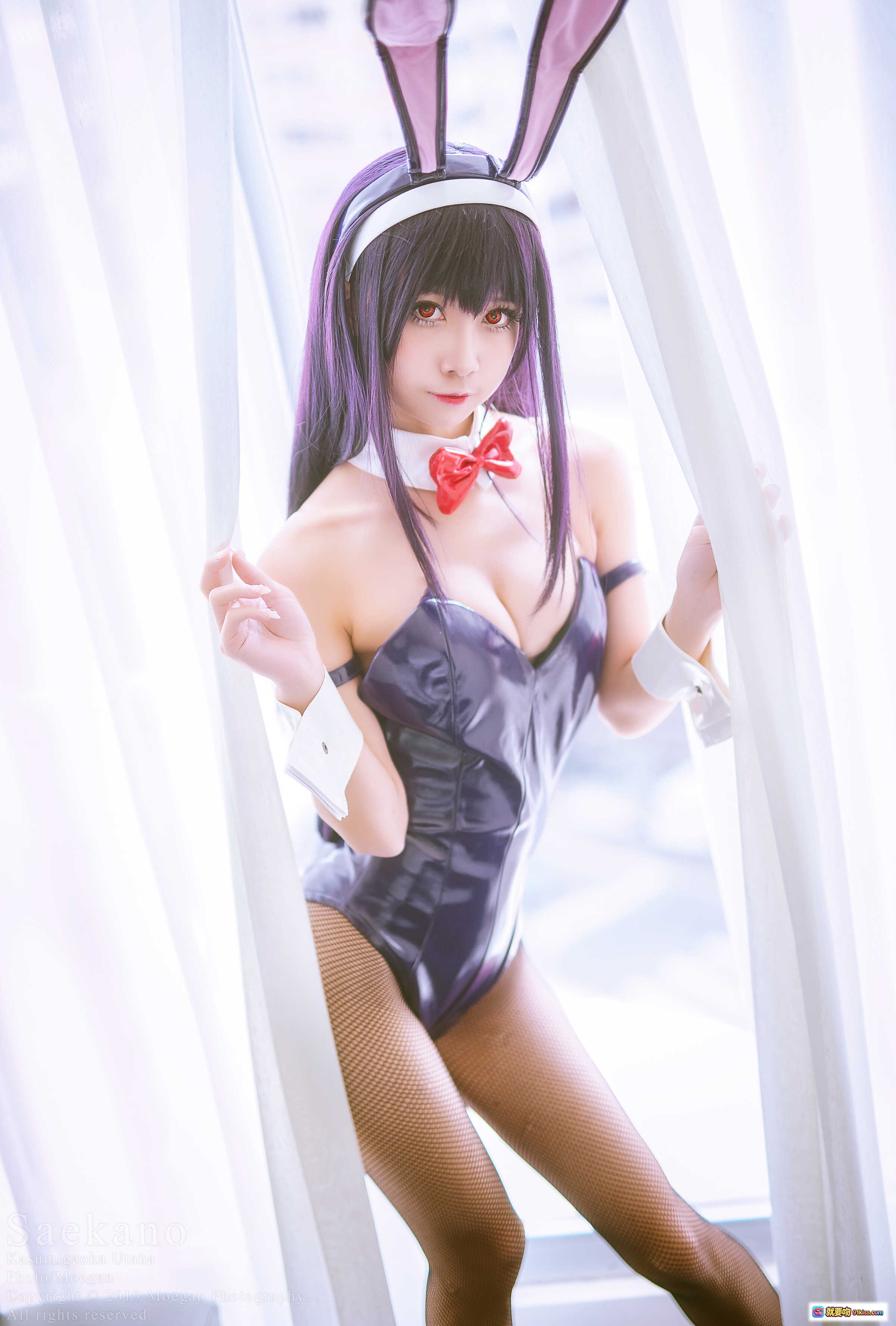 图片[4] - 霞ヶ丘詩羽兔女郎COS写真｜冴えない彼女の育てかた｜紫色亮面紧身衣｜渔网袜｜兔耳发箍｜性感坐姿｜室内窗边拍摄 - 就要吻