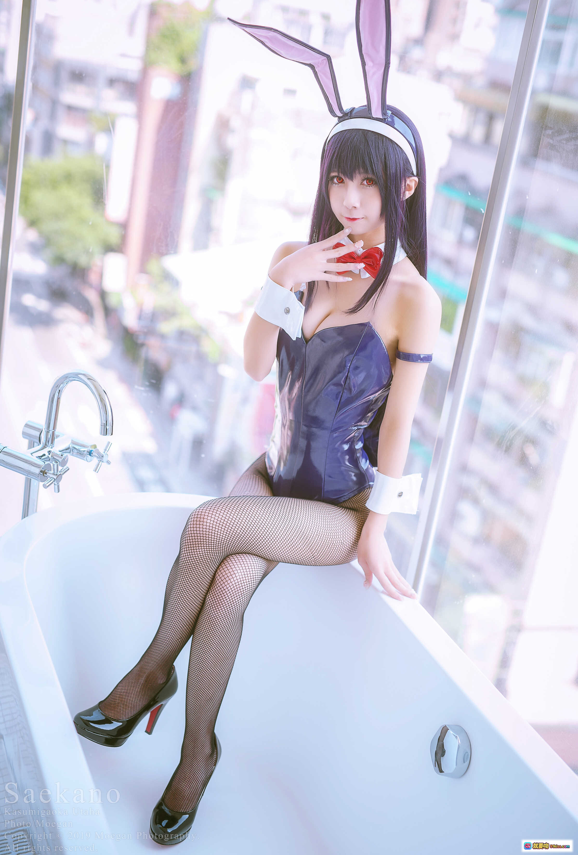 图片[2] - 霞ヶ丘詩羽兔女郎COS写真｜冴えない彼女の育てかた｜紫色亮面紧身衣｜渔网袜｜兔耳发箍｜性感坐姿｜室内窗边拍摄 - 就要吻