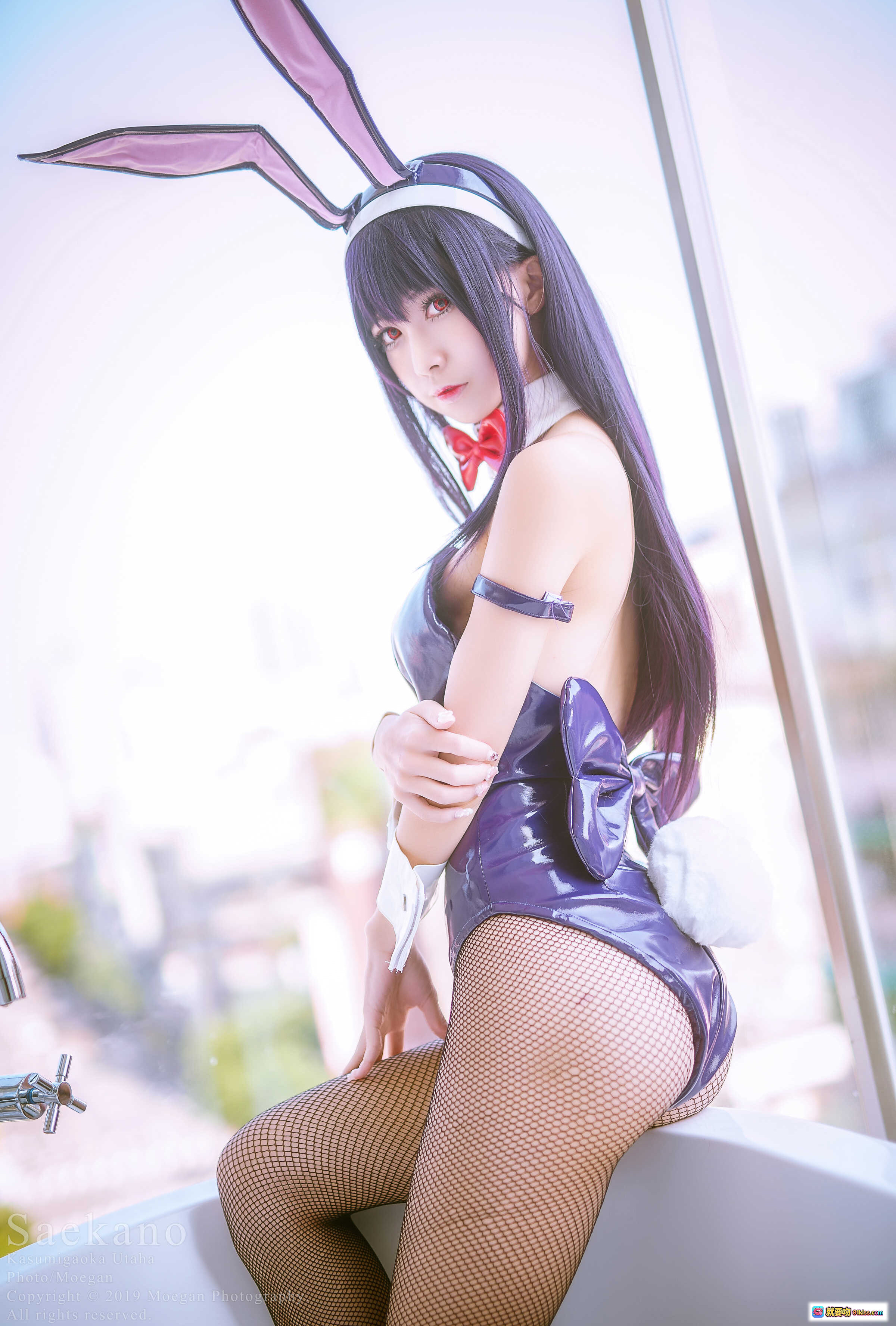 图片[1] - 霞ヶ丘詩羽兔女郎COS写真｜冴えない彼女の育てかた｜紫色亮面紧身衣｜渔网袜｜兔耳发箍｜性感坐姿｜室内窗边拍摄 - 就要吻