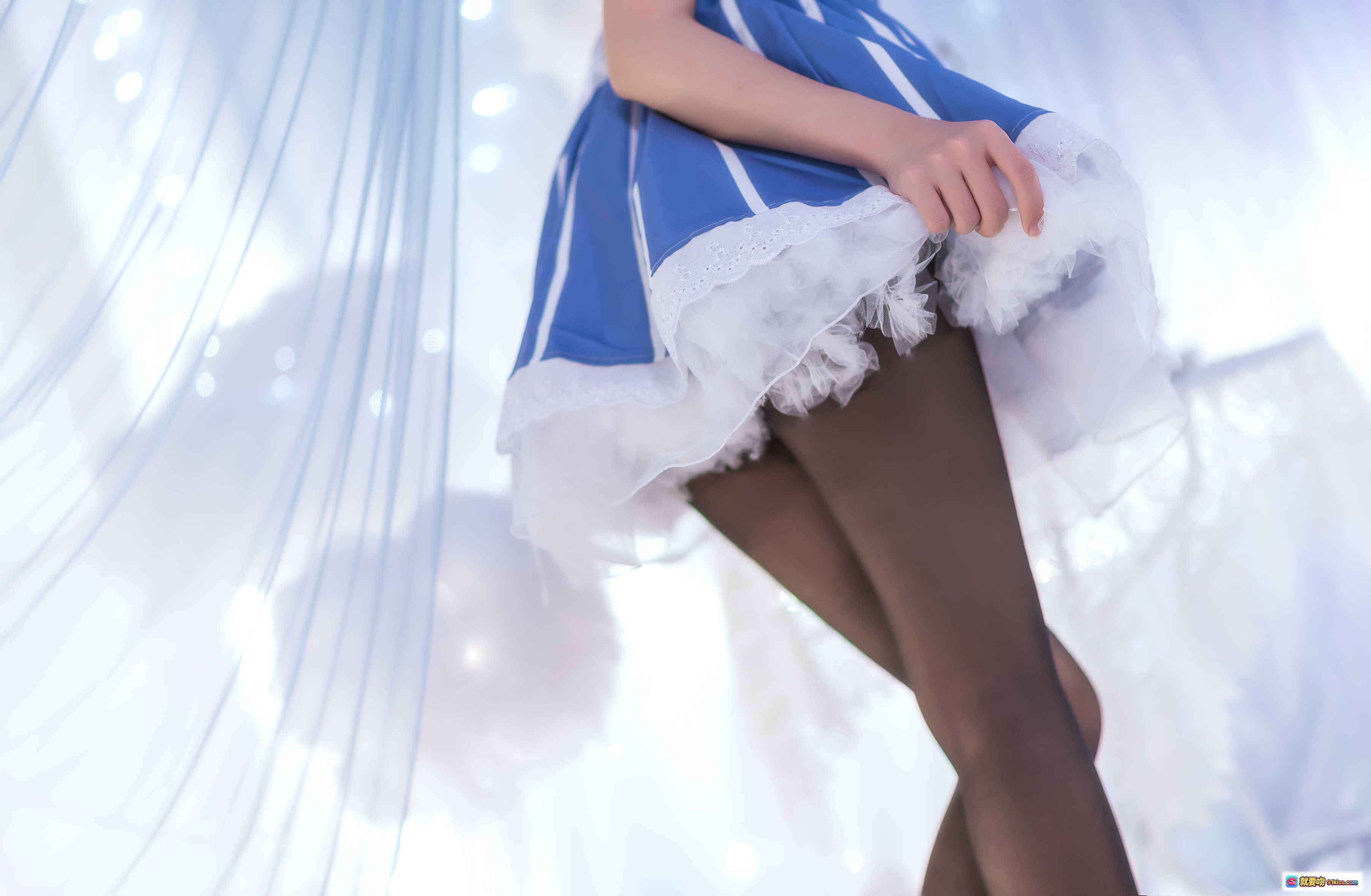 图片[9] - 鳗鱼霏儿NO.032加藤惠女仆装Cosplay写真·蓝白条纹裙+黑丝高跟+梦幻云朵背景·19P高清美图 - 就要吻