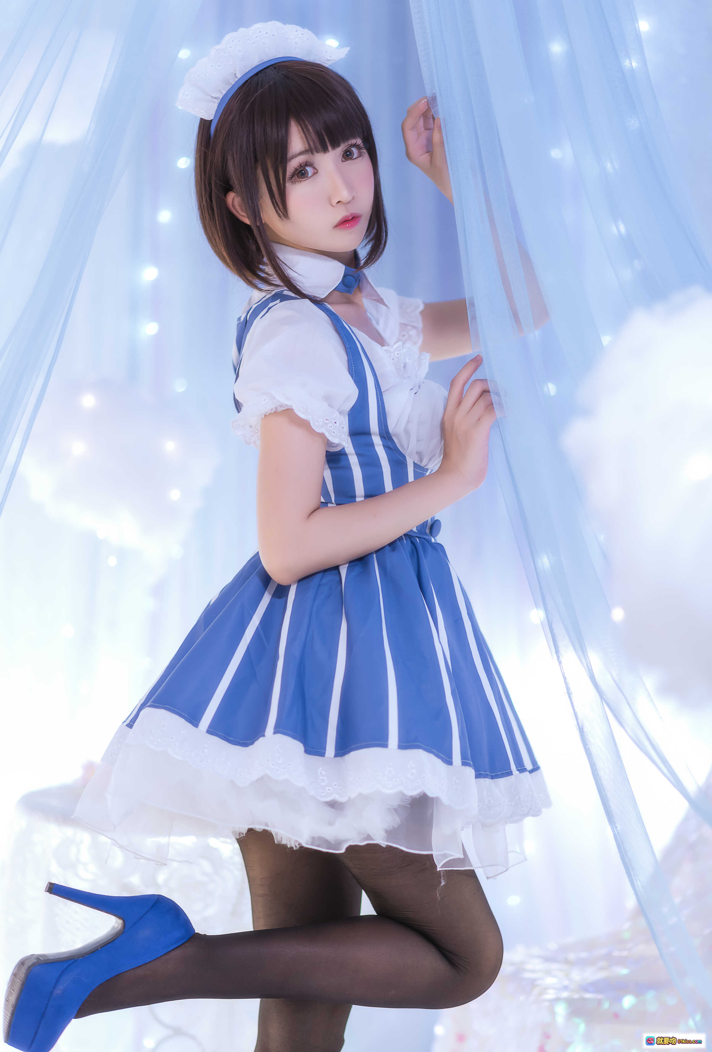 图片[4] - 鳗鱼霏儿NO.032加藤惠女仆装Cosplay写真·蓝白条纹裙+黑丝高跟+梦幻云朵背景·19P高清美图 - 就要吻