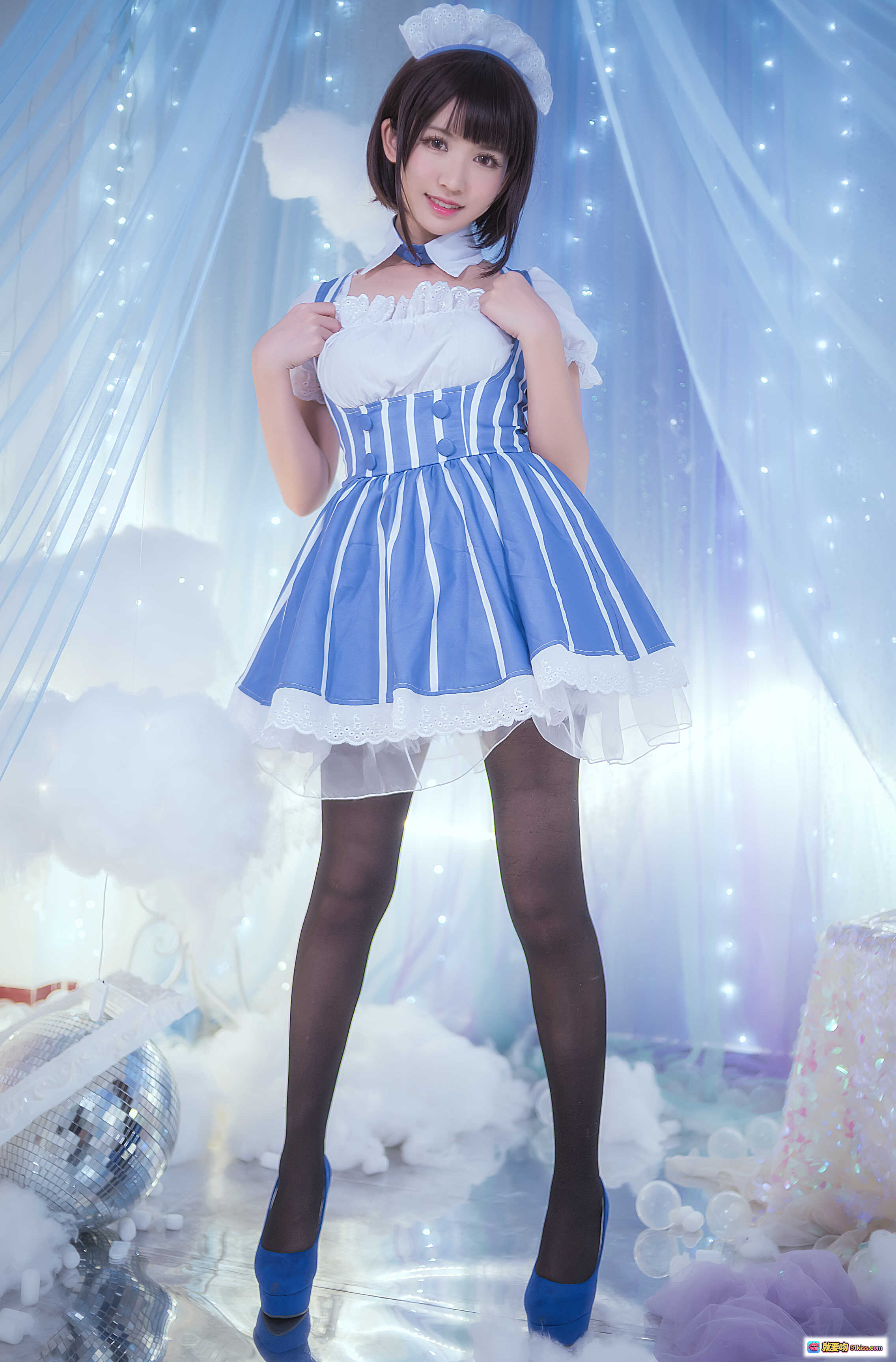 图片[8] - 鳗鱼霏儿NO.032加藤惠女仆装Cosplay写真·蓝白条纹裙+黑丝高跟+梦幻云朵背景·19P高清美图 - 就要吻