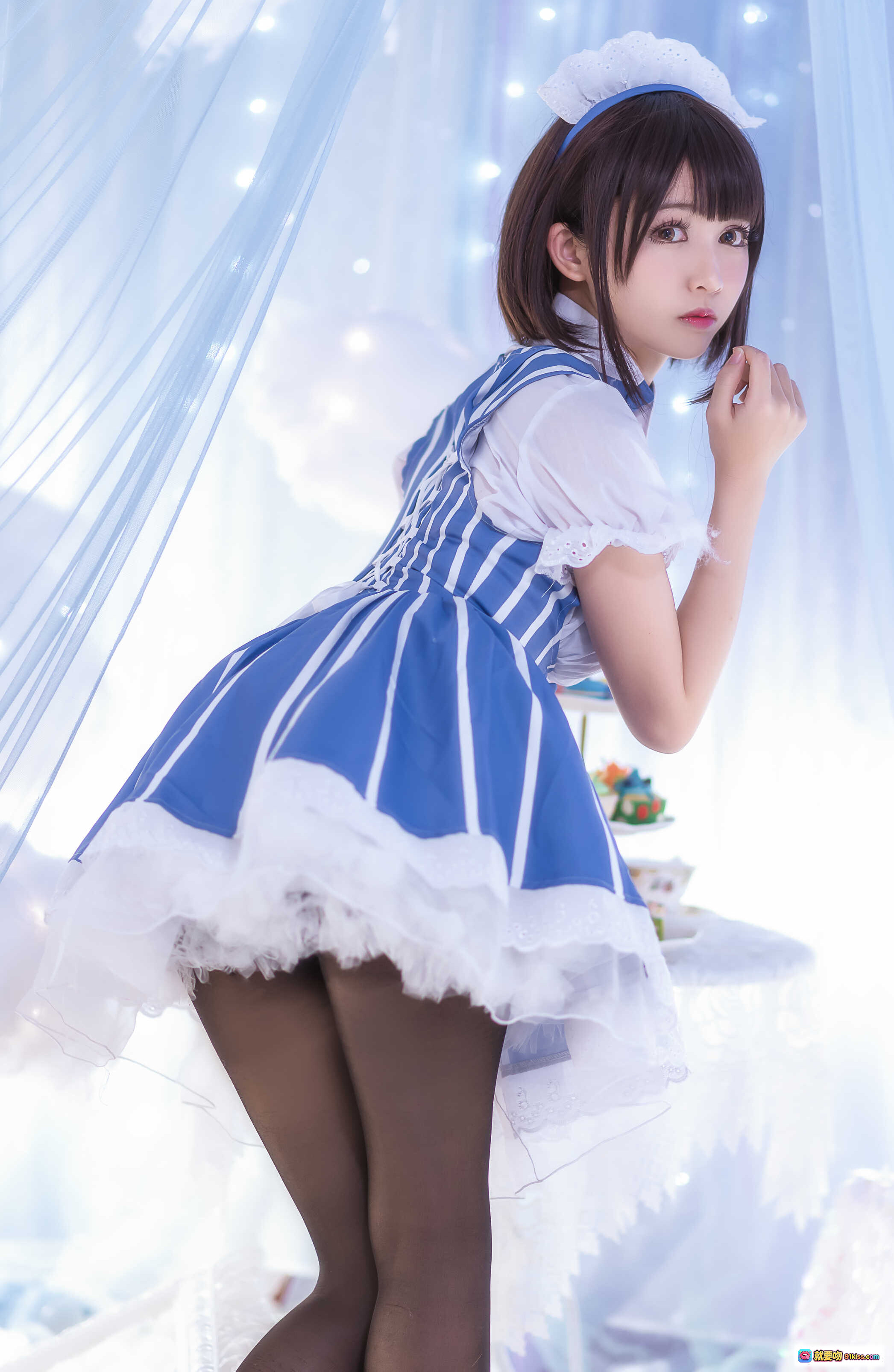 图片[10] - 鳗鱼霏儿NO.032加藤惠女仆装Cosplay写真·蓝白条纹裙+黑丝高跟+梦幻云朵背景·19P高清美图 - 就要吻
