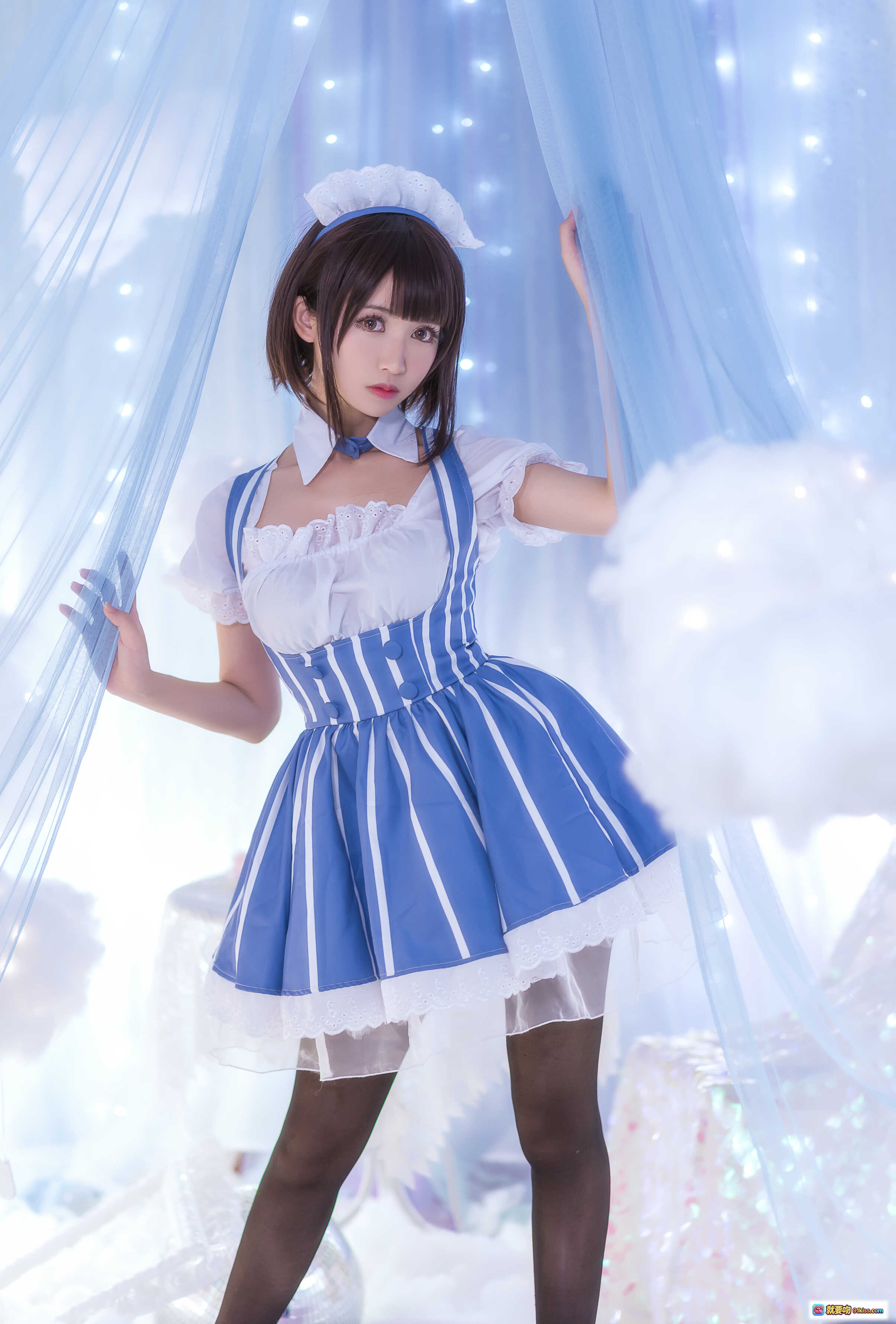 图片[3] - 鳗鱼霏儿NO.032加藤惠女仆装Cosplay写真·蓝白条纹裙+黑丝高跟+梦幻云朵背景·19P高清美图 - 就要吻