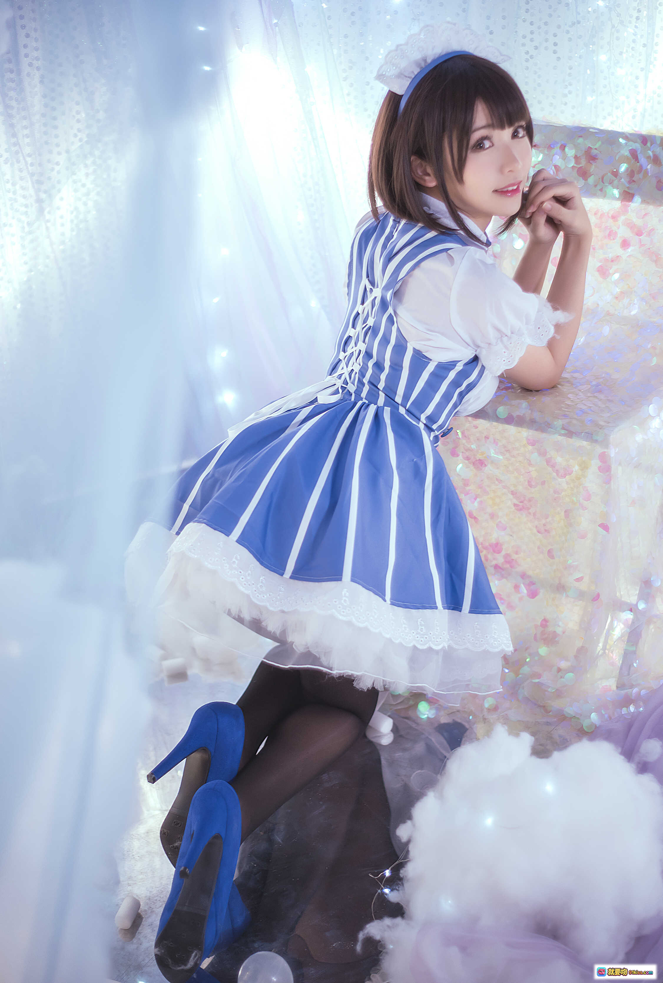 图片[2] - 鳗鱼霏儿NO.032加藤惠女仆装Cosplay写真·蓝白条纹裙+黑丝高跟+梦幻云朵背景·19P高清美图 - 就要吻