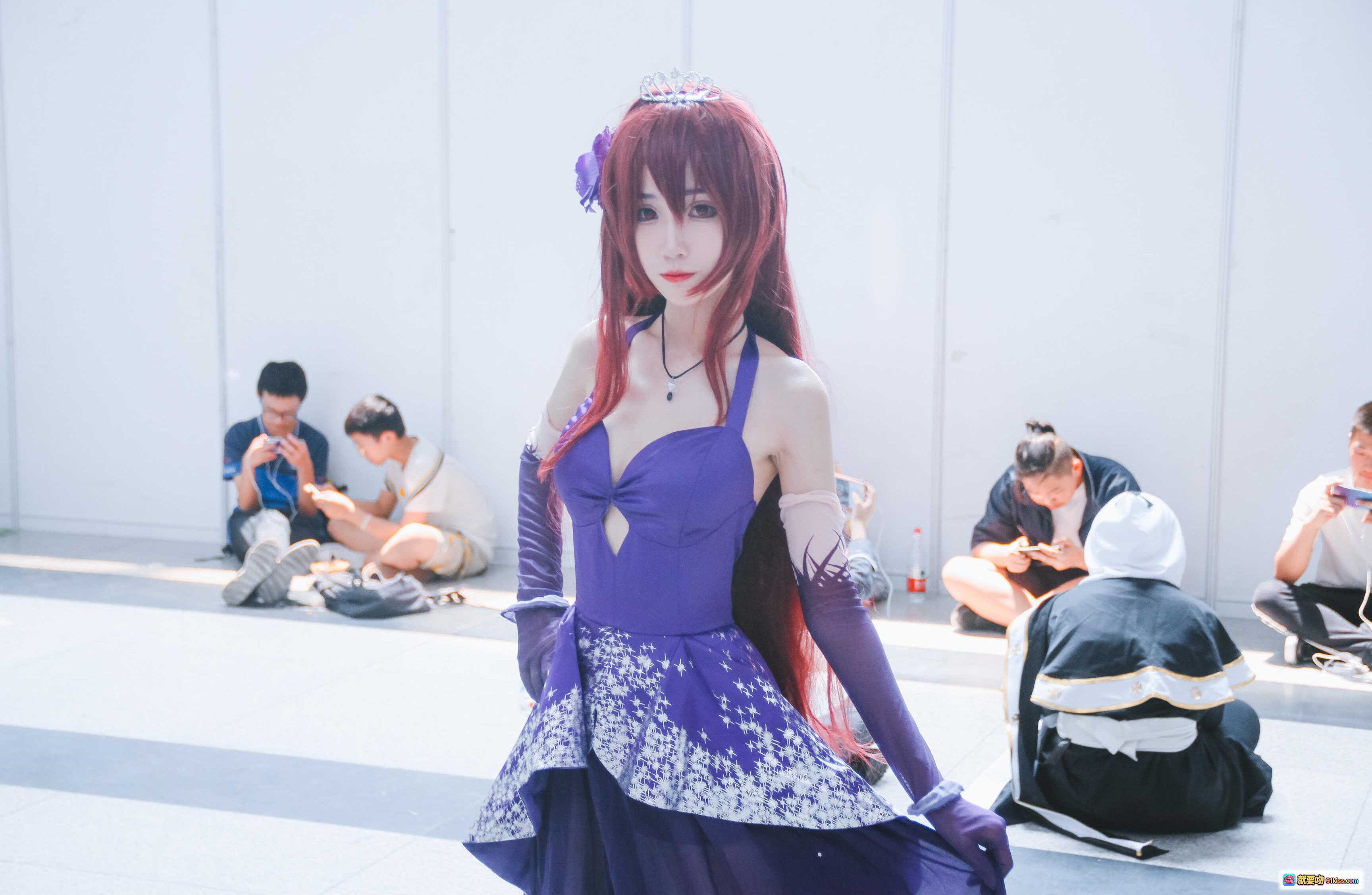 图片[2] - 妖君白研 FGO斯卡哈COS漫展场照 紫色礼服长发红发女王范 cosplay精致还原 - 就要吻