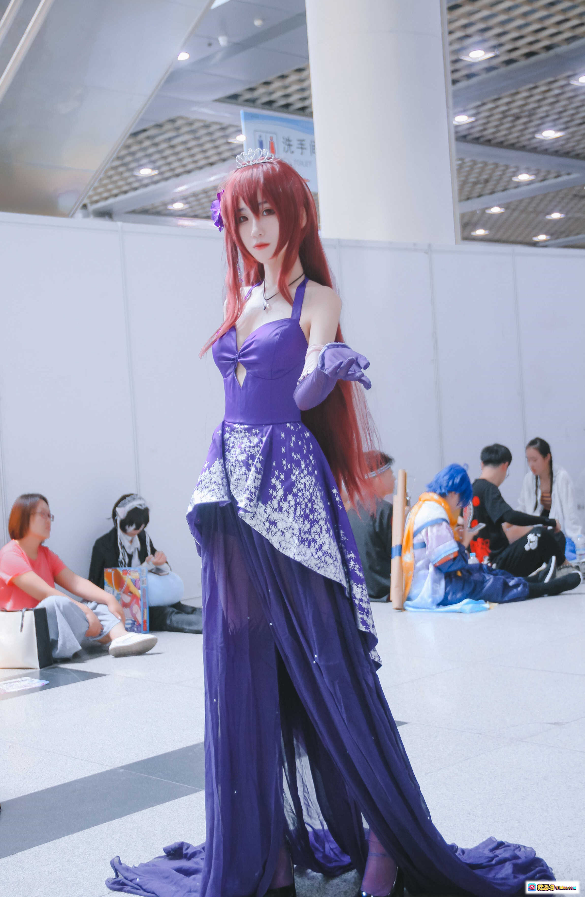 妖君白研 FGO斯卡哈COS漫展场照 紫色礼服长发红发女王范 cosplay精致还原 - 就要吻