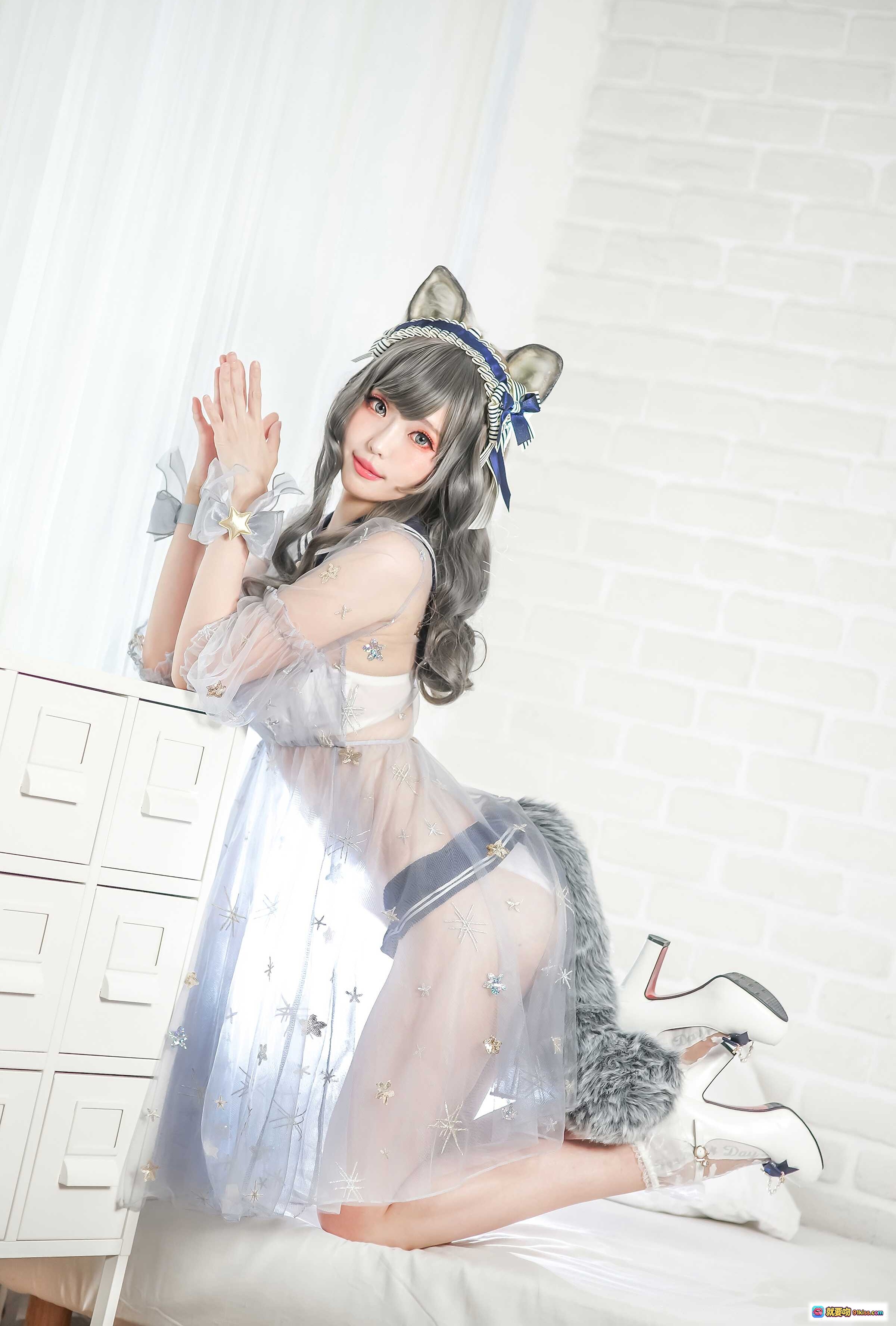 图片[5] - ElyEE子 NO.047 猫耳少女Cosplay 透明纱裙星芒装饰 蓝色罗盘抱枕 白色蕾丝鞋 室内写真美图 - 就要吻