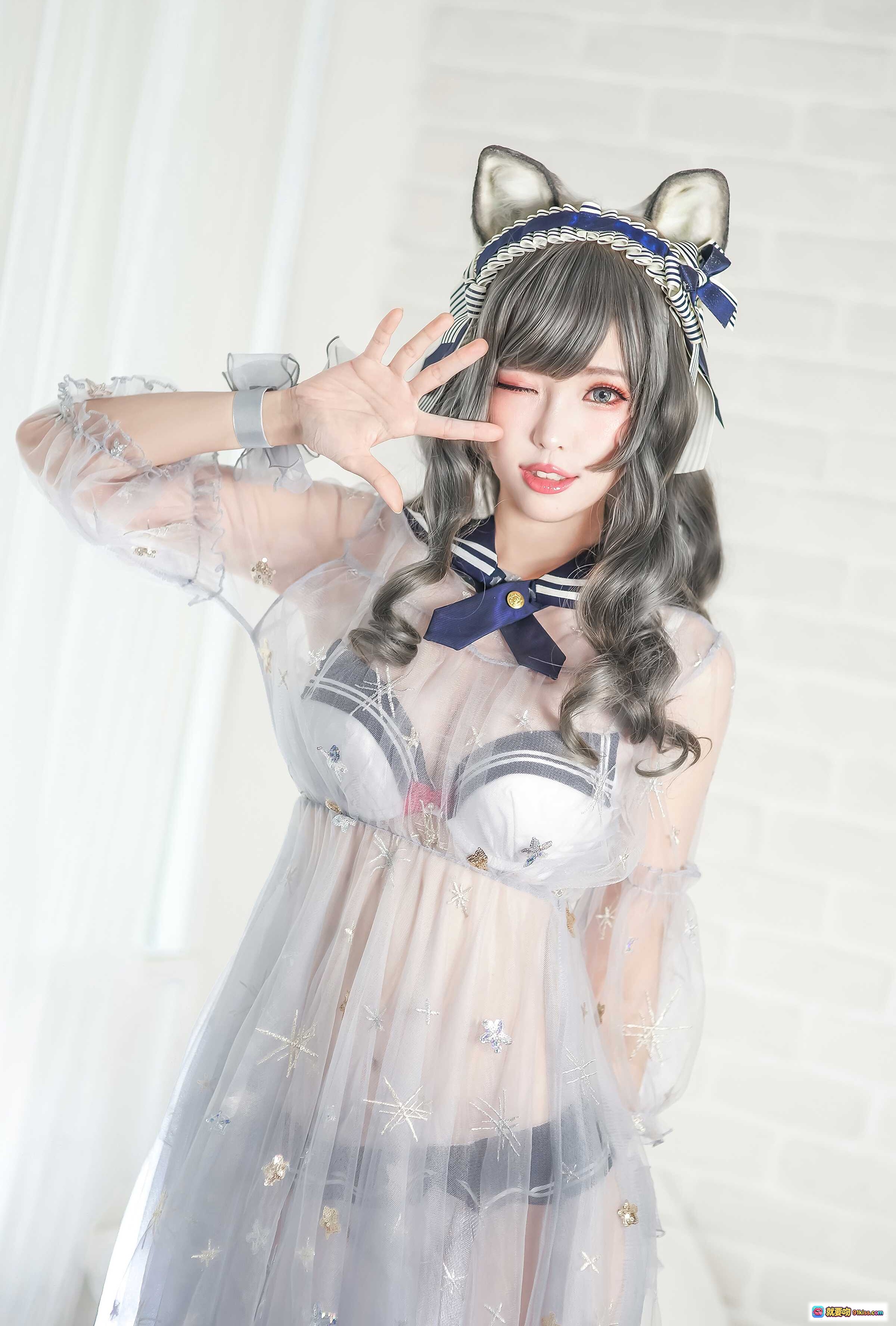 图片[2] - ElyEE子 NO.047 猫耳少女Cosplay 透明纱裙星芒装饰 蓝色罗盘抱枕 白色蕾丝鞋 室内写真美图 - 就要吻
