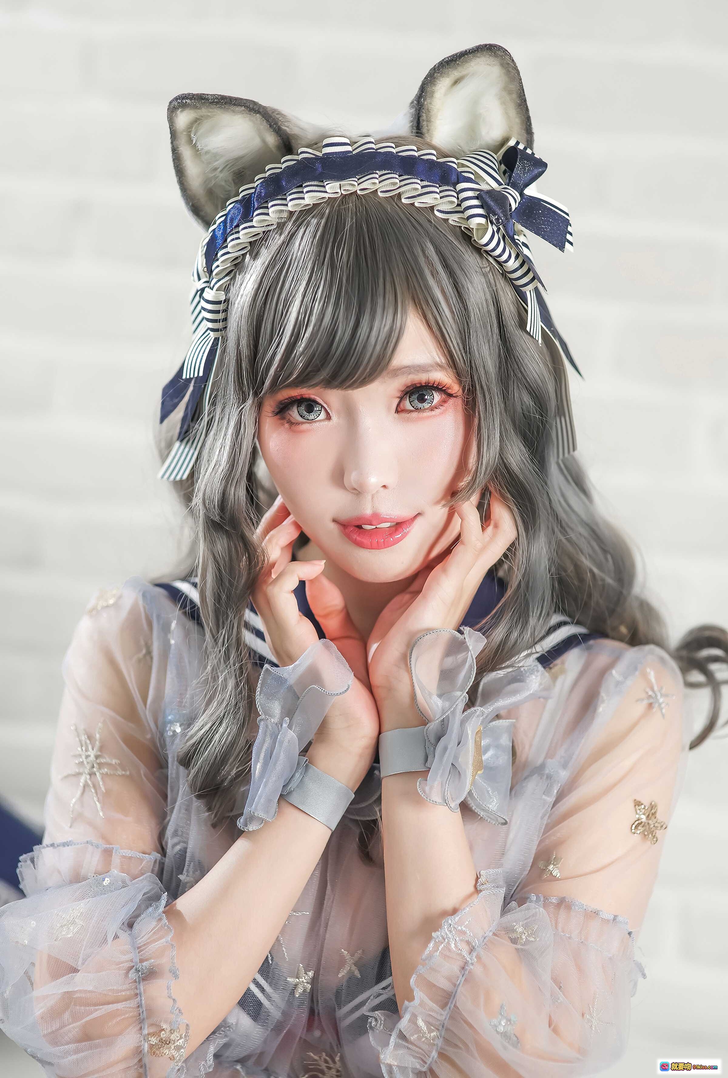 图片[9] - ElyEE子 NO.047 猫耳少女Cosplay 透明纱裙星芒装饰 蓝色罗盘抱枕 白色蕾丝鞋 室内写真美图 - 就要吻