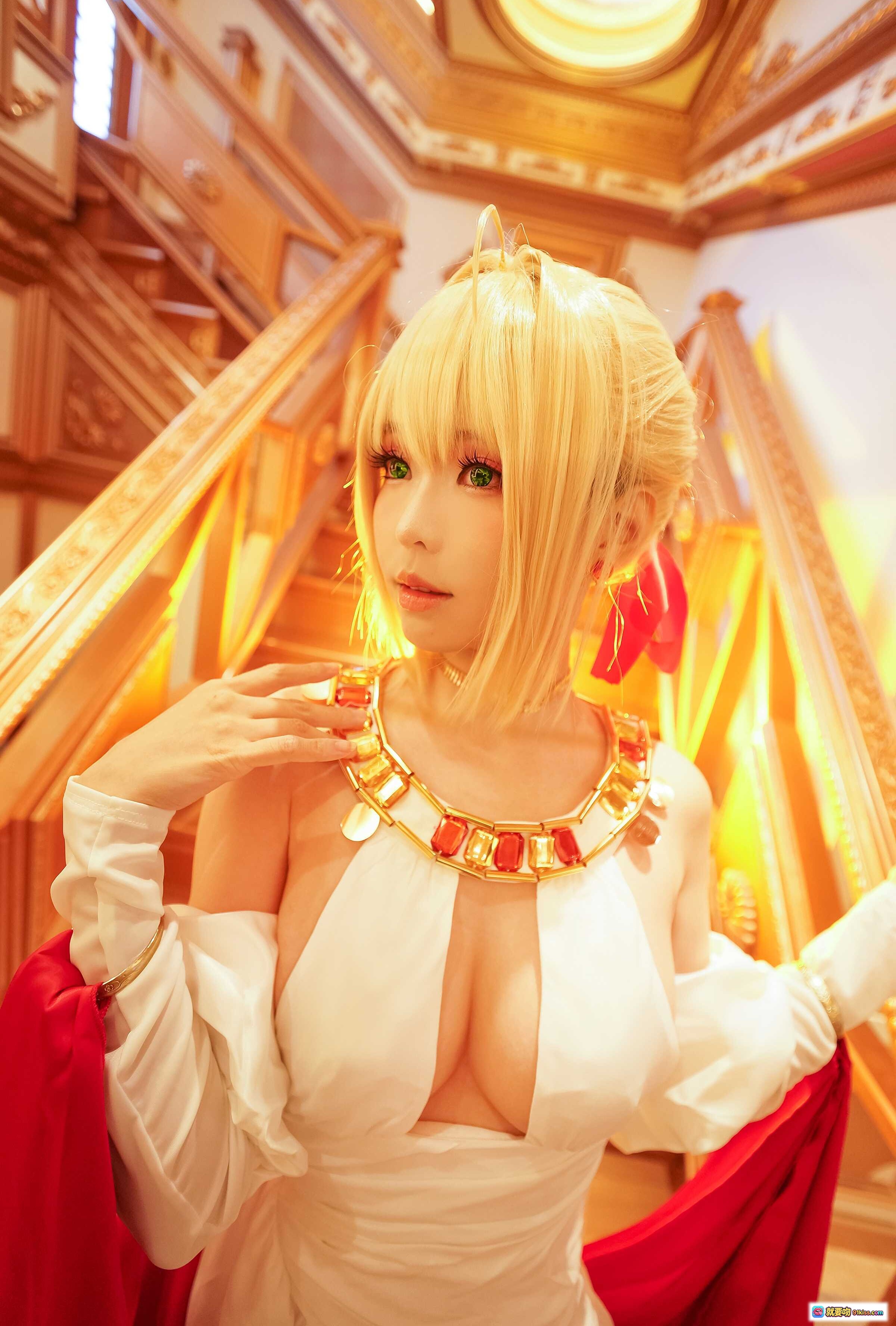 图片[6] - ElyEE子NO.066华丽cosplay：金发女神白裙红绸宫廷风写真，精致妆容+复古装饰+飘逸丝带视觉盛宴 - 就要吻