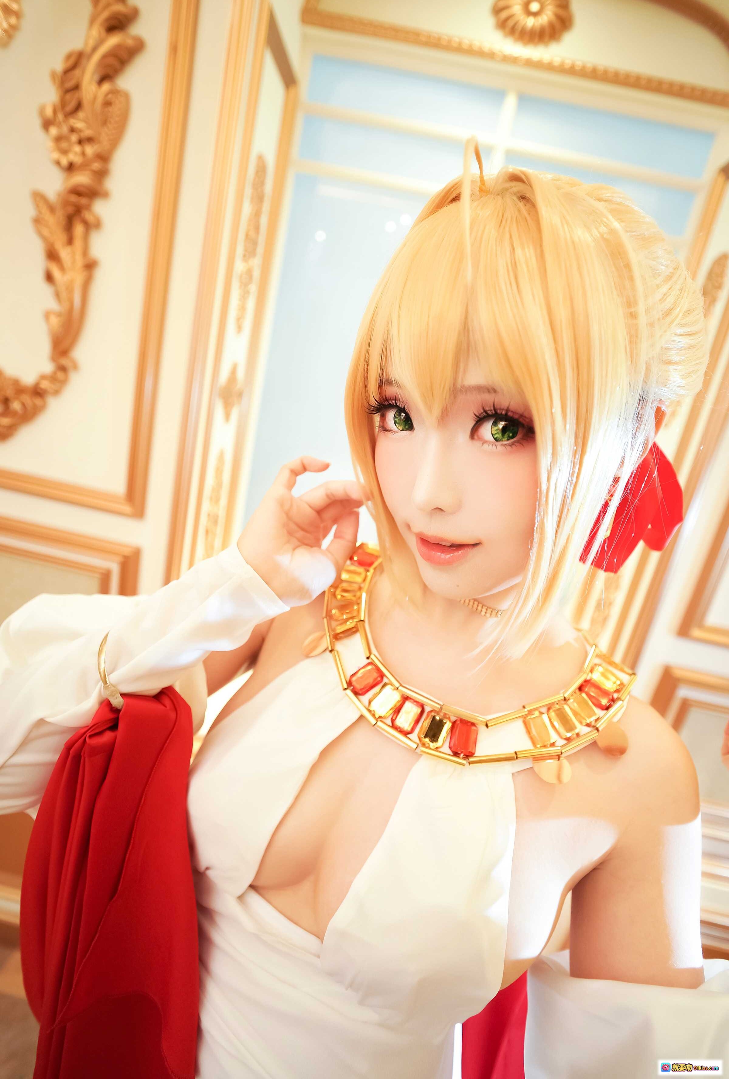 图片[7] - ElyEE子NO.066华丽cosplay：金发女神白裙红绸宫廷风写真，精致妆容+复古装饰+飘逸丝带视觉盛宴 - 就要吻