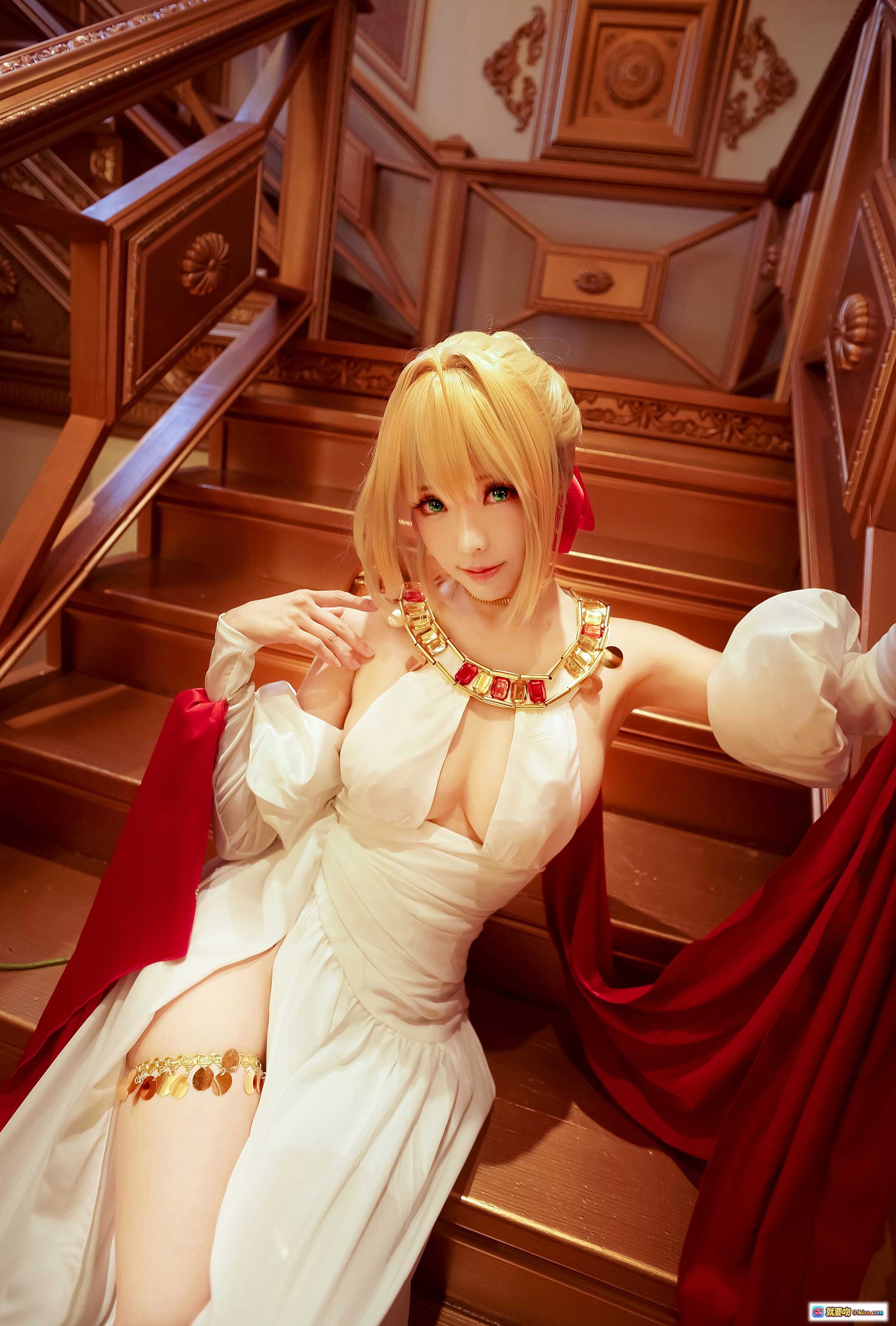 图片[4] - ElyEE子NO.066华丽cosplay：金发女神白裙红绸宫廷风写真，精致妆容+复古装饰+飘逸丝带视觉盛宴 - 就要吻