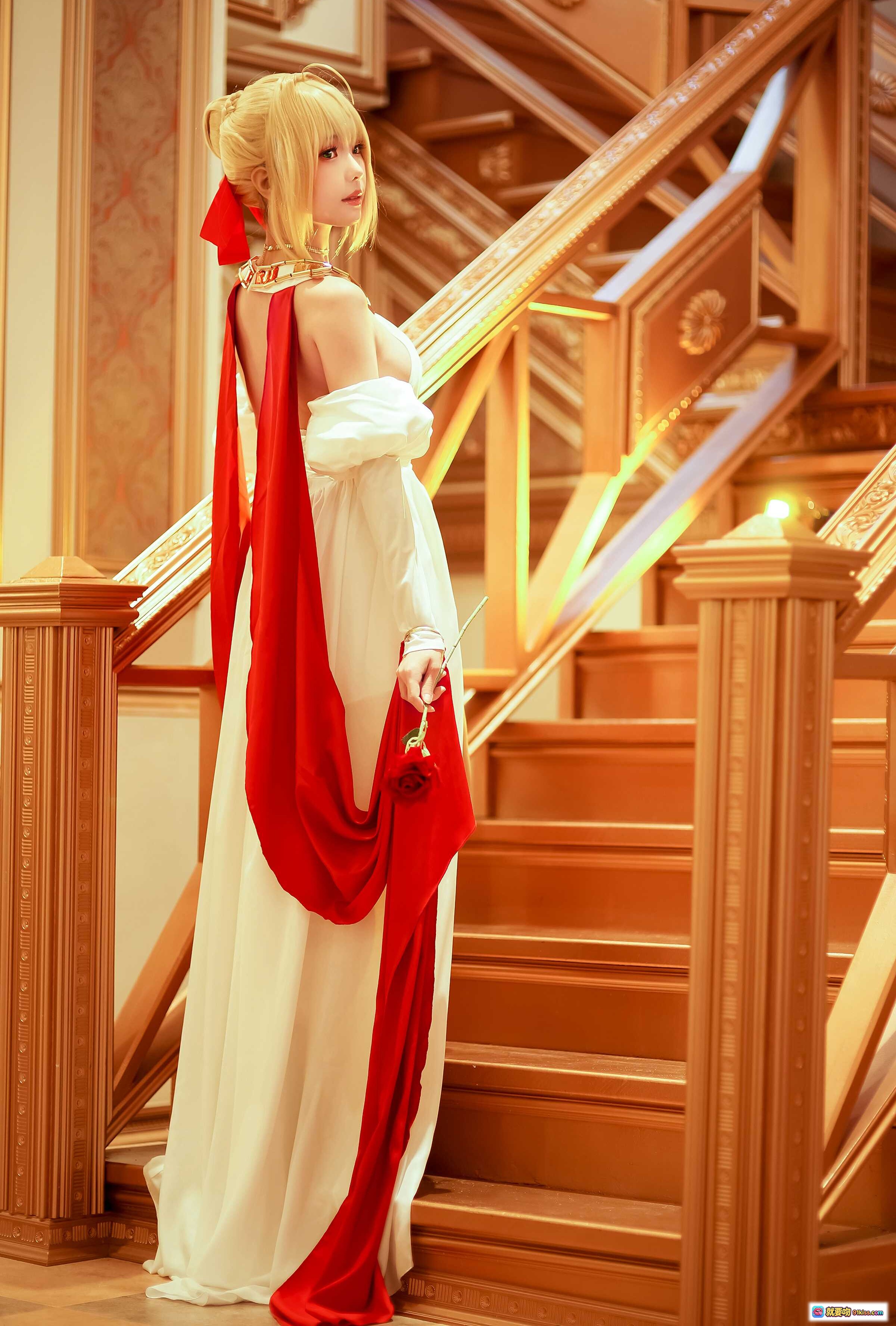 图片[2] - ElyEE子NO.066华丽cosplay：金发女神白裙红绸宫廷风写真，精致妆容+复古装饰+飘逸丝带视觉盛宴 - 就要吻