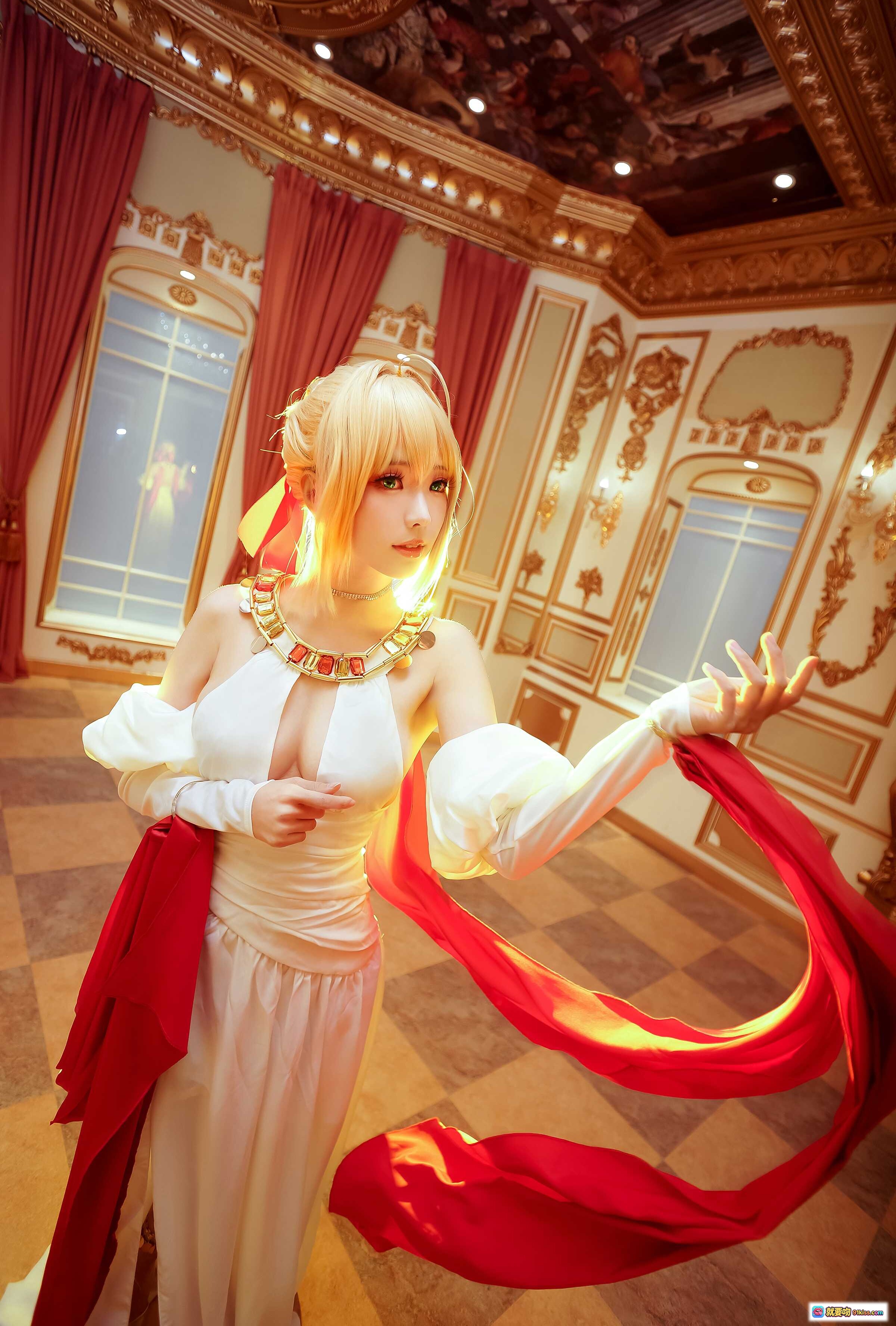ElyEE子NO.066华丽cosplay：金发女神白裙红绸宫廷风写真，精致妆容+复古装饰+飘逸丝带视觉盛宴 - 就要吻