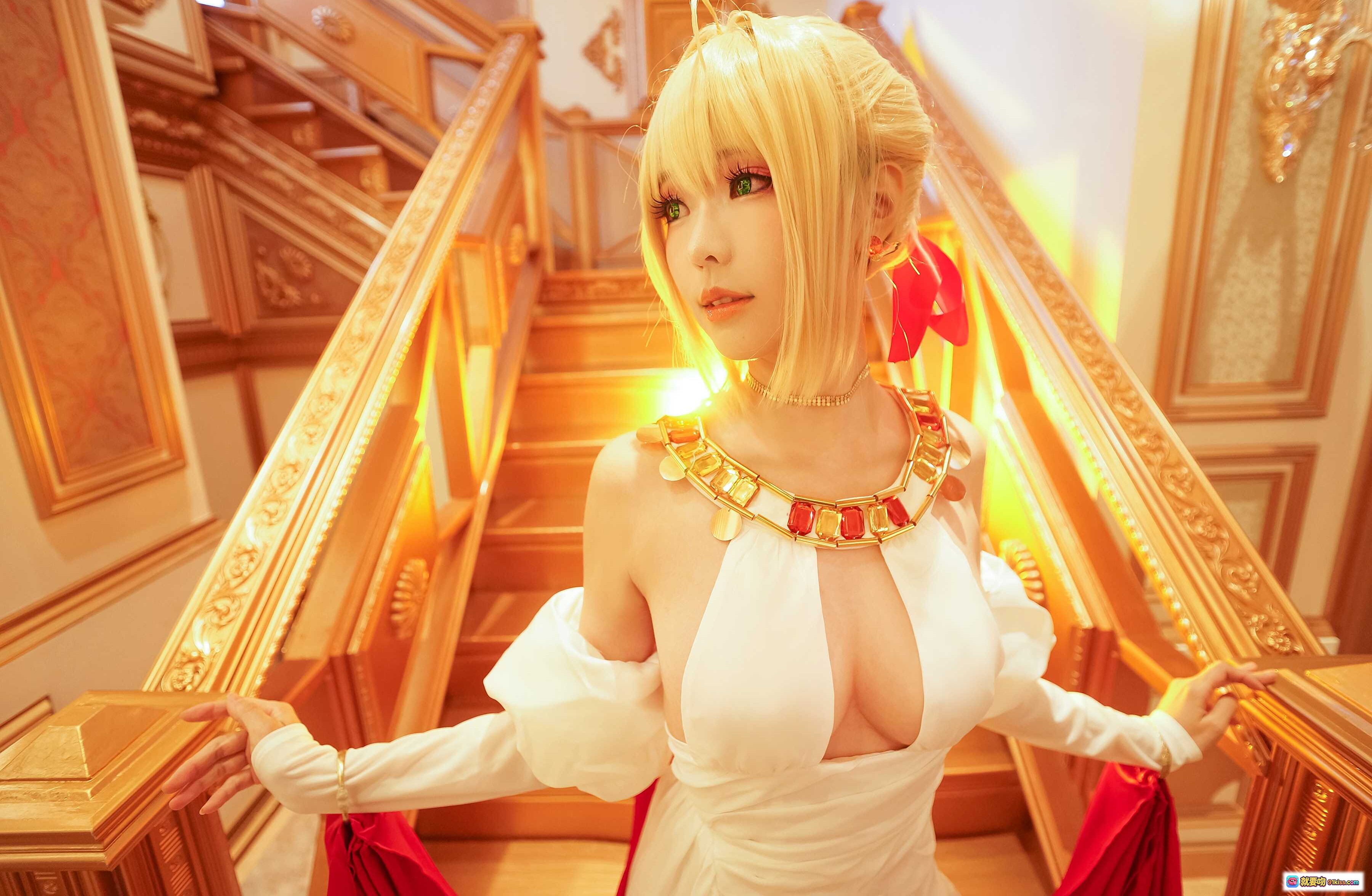 图片[5] - ElyEE子NO.066华丽cosplay：金发女神白裙红绸宫廷风写真，精致妆容+复古装饰+飘逸丝带视觉盛宴 - 就要吻