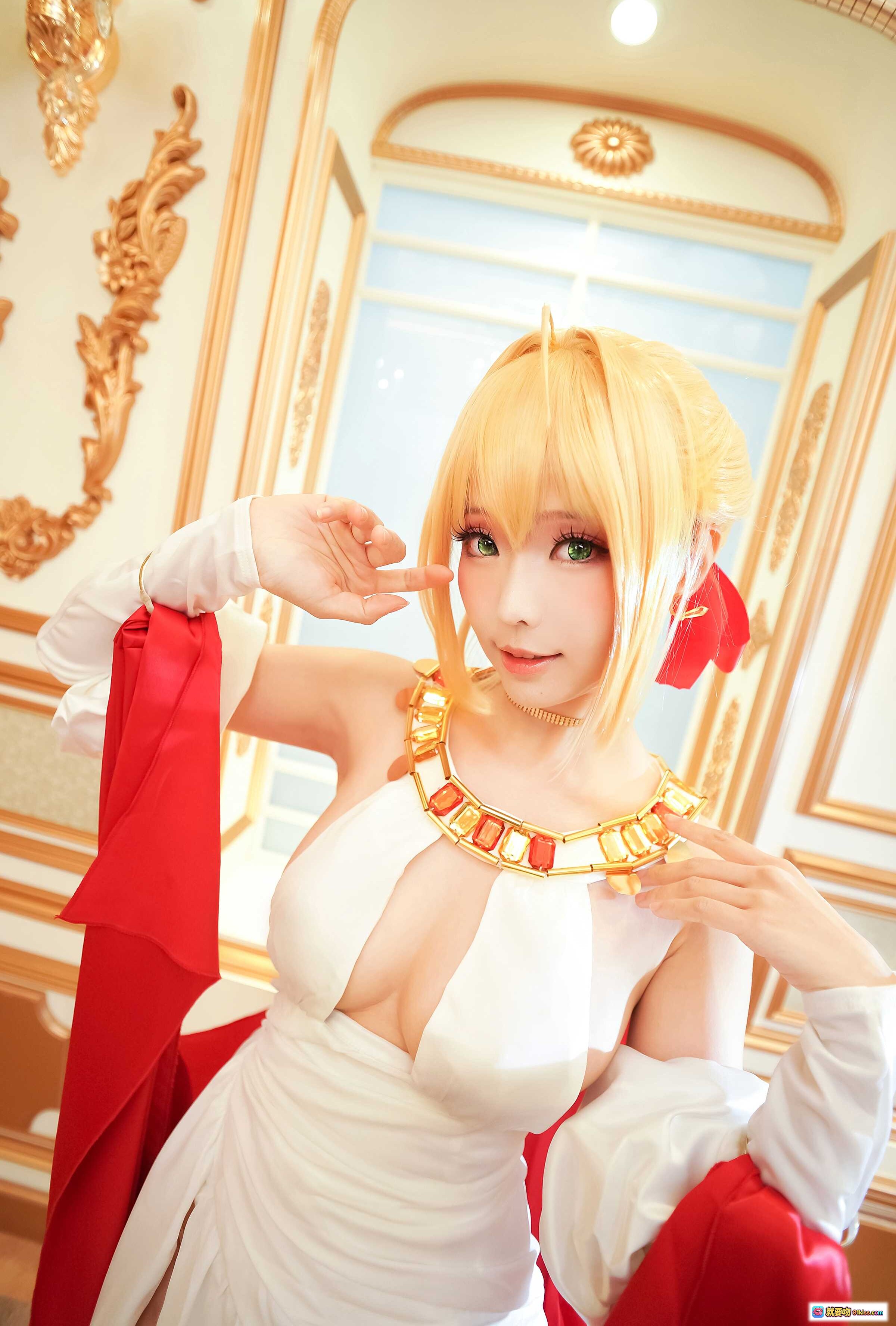 图片[8] - ElyEE子NO.066华丽cosplay：金发女神白裙红绸宫廷风写真，精致妆容+复古装饰+飘逸丝带视觉盛宴 - 就要吻