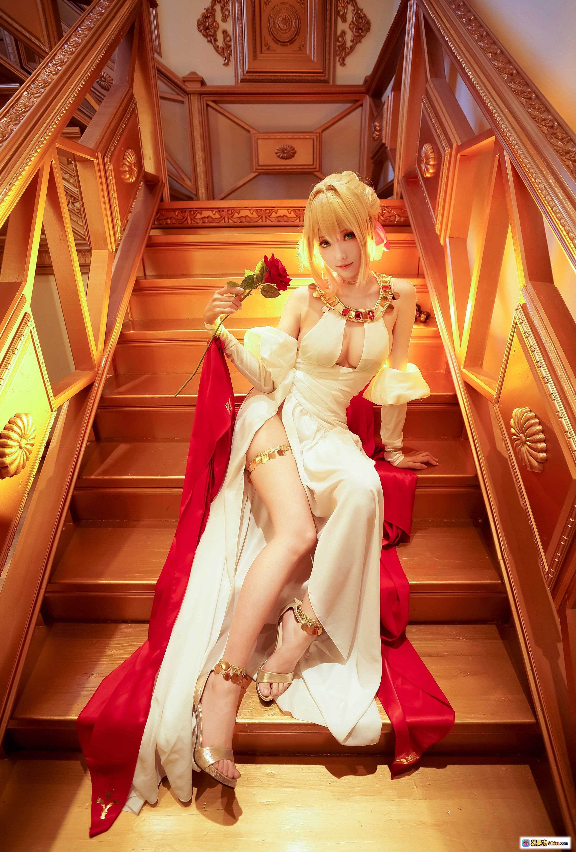 图片[10] - ElyEE子NO.066华丽cosplay：金发女神白裙红绸宫廷风写真，精致妆容+复古装饰+飘逸丝带视觉盛宴 - 就要吻