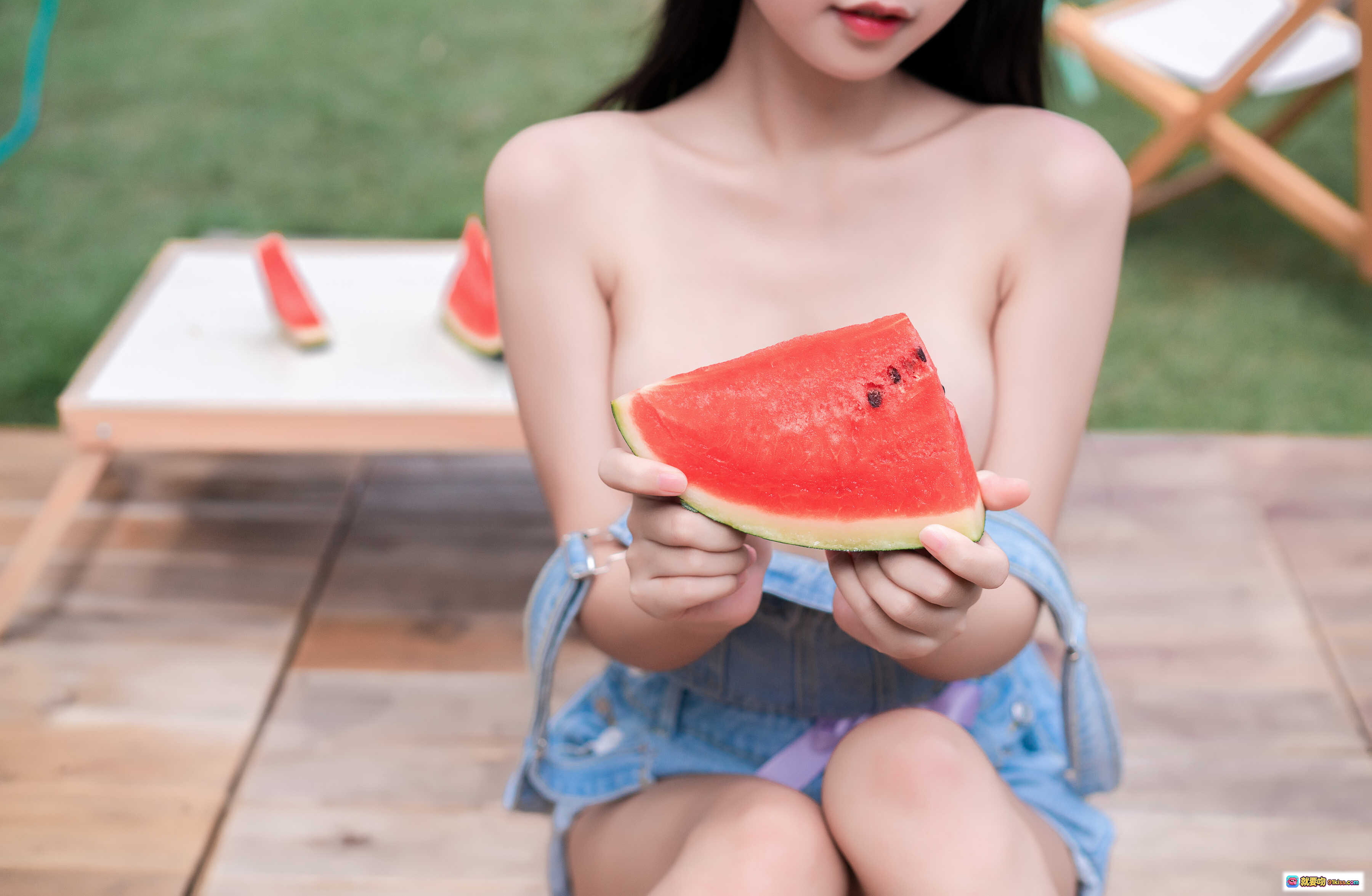 图片[3] - 萌芽儿o0 NO.017 西瓜与夏天 33P清新户外写真 牛仔背带裙少女风 绿草地庭院阳光美拍 - 就要吻