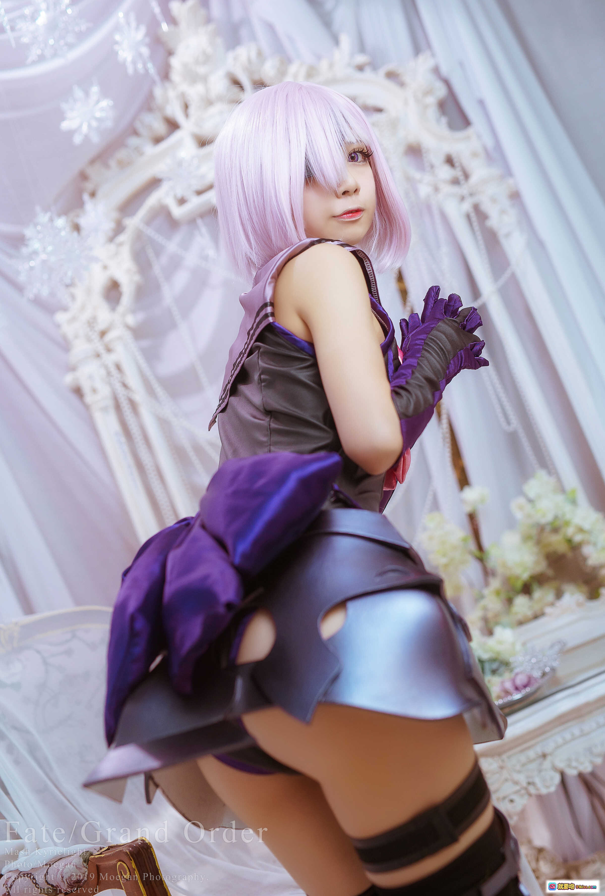 图片[7] - Fate/Grand Order Mash Kyrielight 万圣节紫毛cosplay 红椅南瓜灯场景 精致羽毛装饰 暗黑系少女写真 - 就要吻