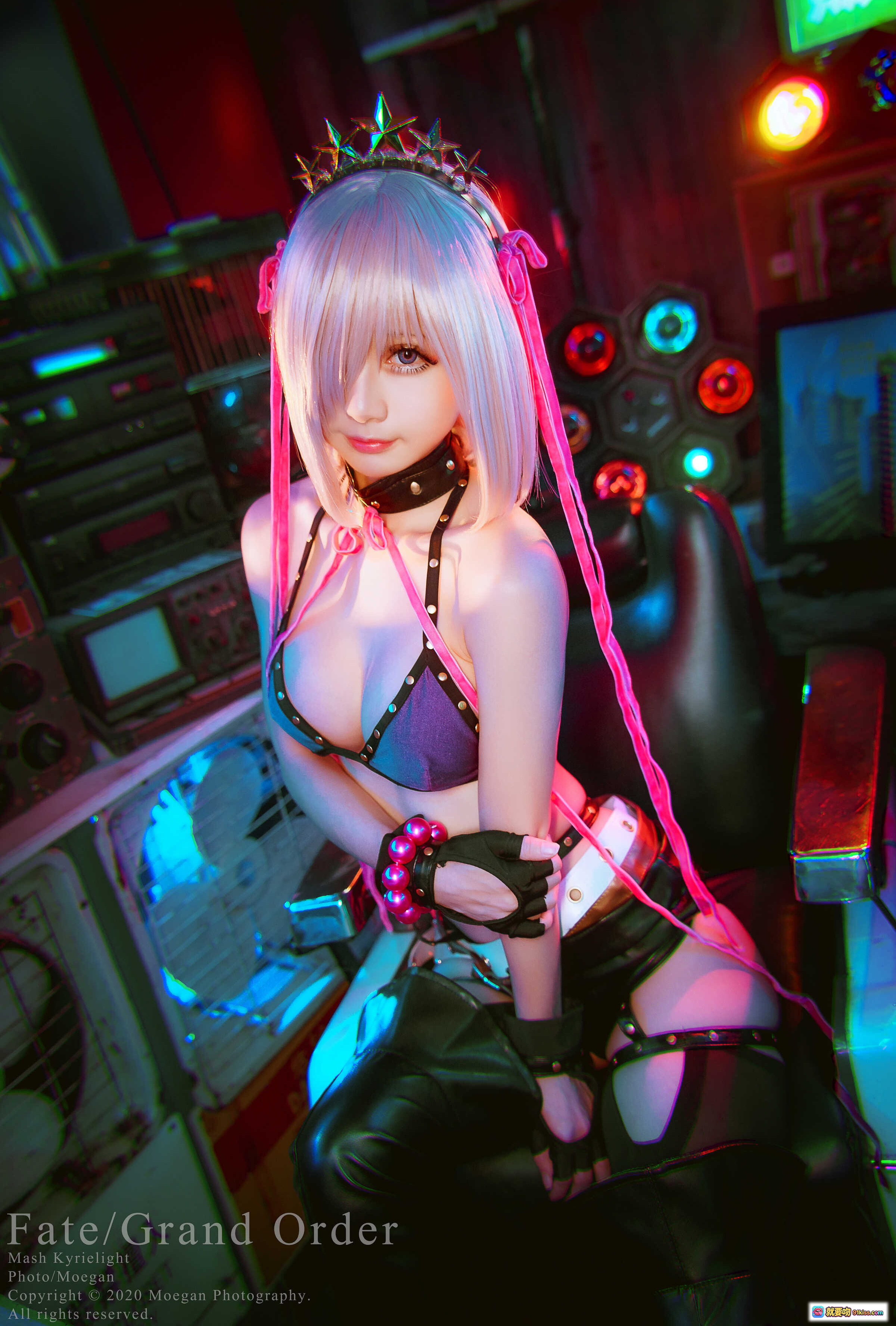 图片[4] - Fate/Grand Order Mash Kyrielight 万圣节紫毛cosplay 红椅南瓜灯场景 精致羽毛装饰 暗黑系少女写真 - 就要吻