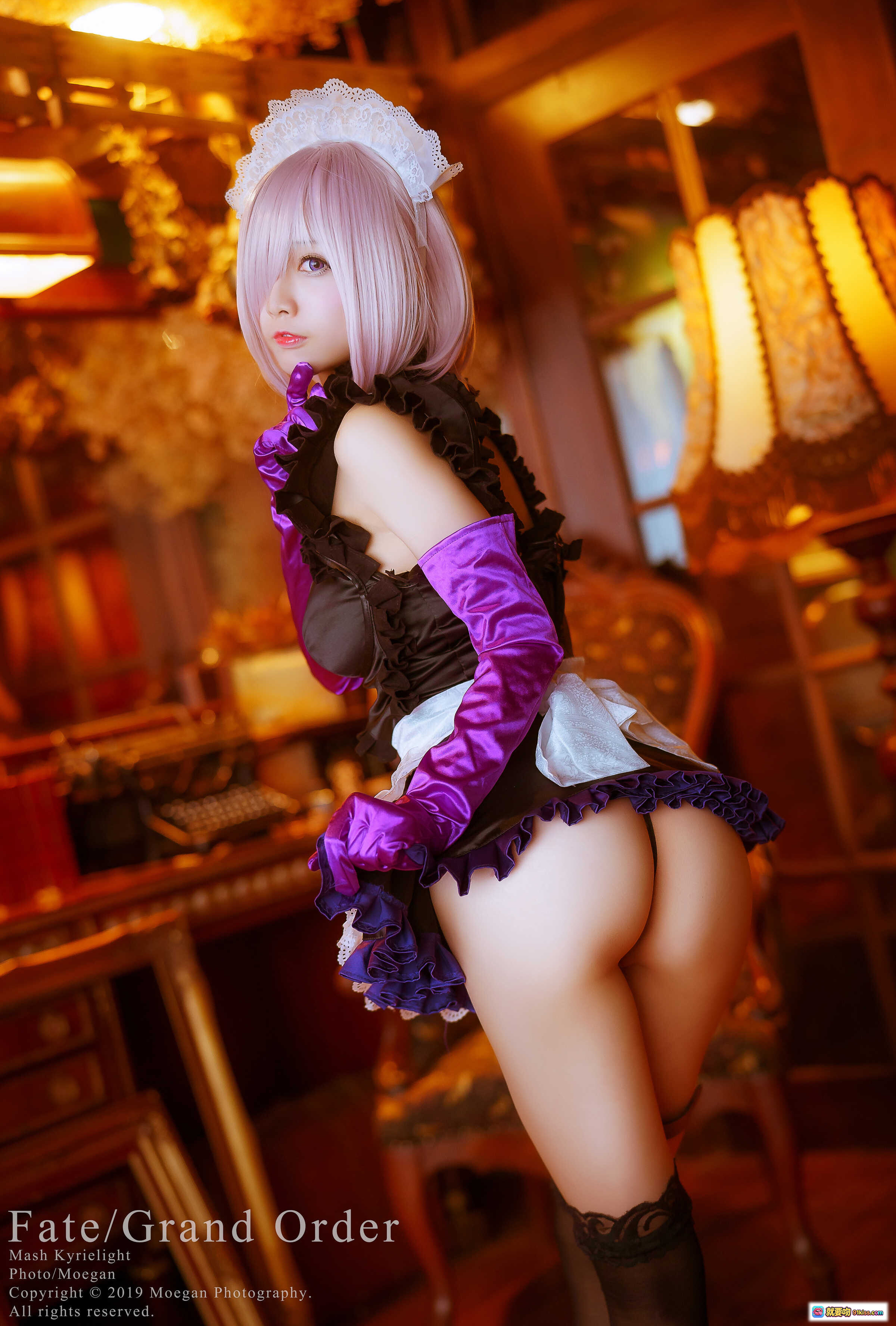 图片[9] - Fate/Grand Order Mash Kyrielight 万圣节紫毛cosplay 红椅南瓜灯场景 精致羽毛装饰 暗黑系少女写真 - 就要吻