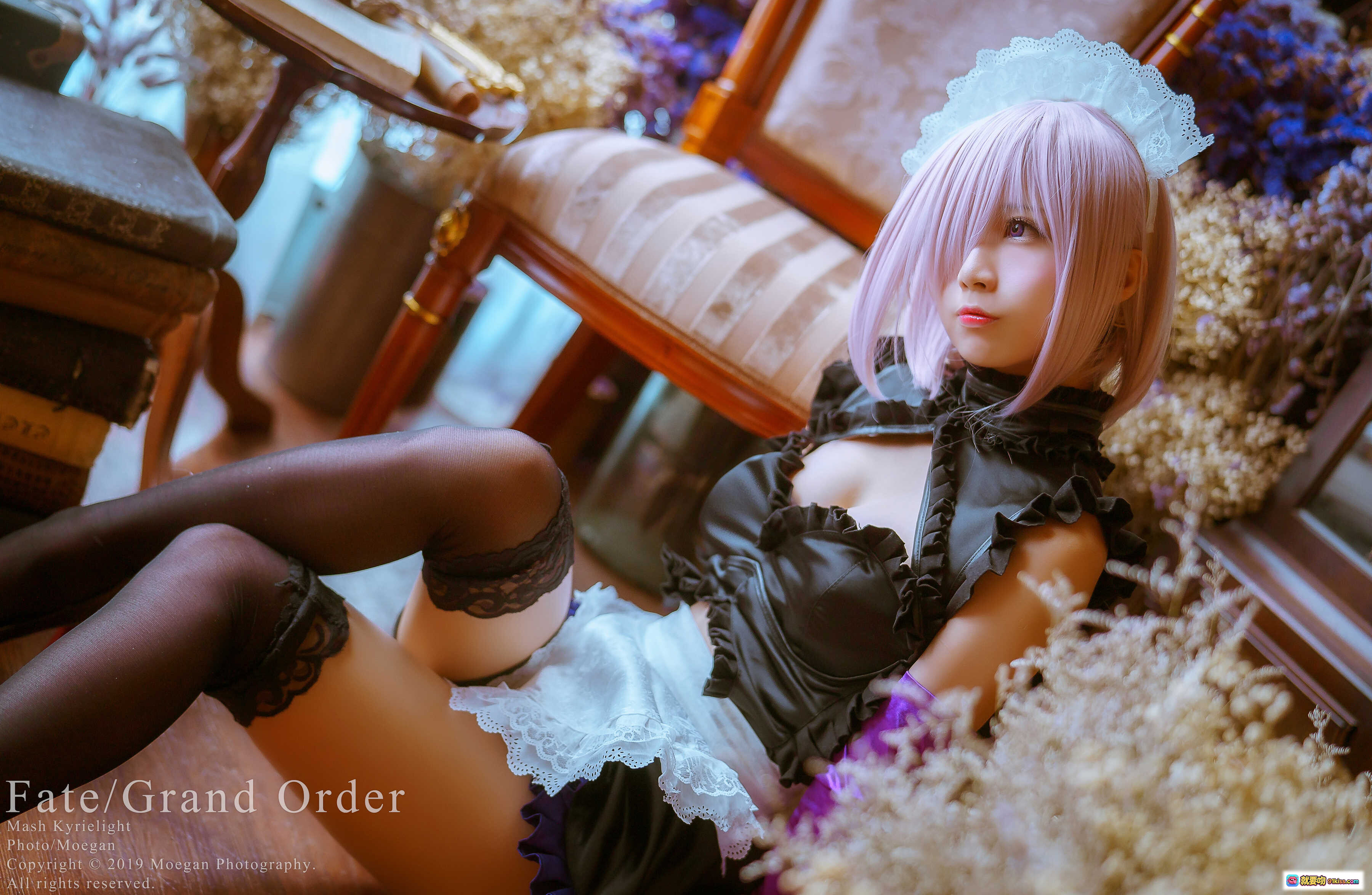 图片[10] - Fate/Grand Order Mash Kyrielight 万圣节紫毛cosplay 红椅南瓜灯场景 精致羽毛装饰 暗黑系少女写真 - 就要吻