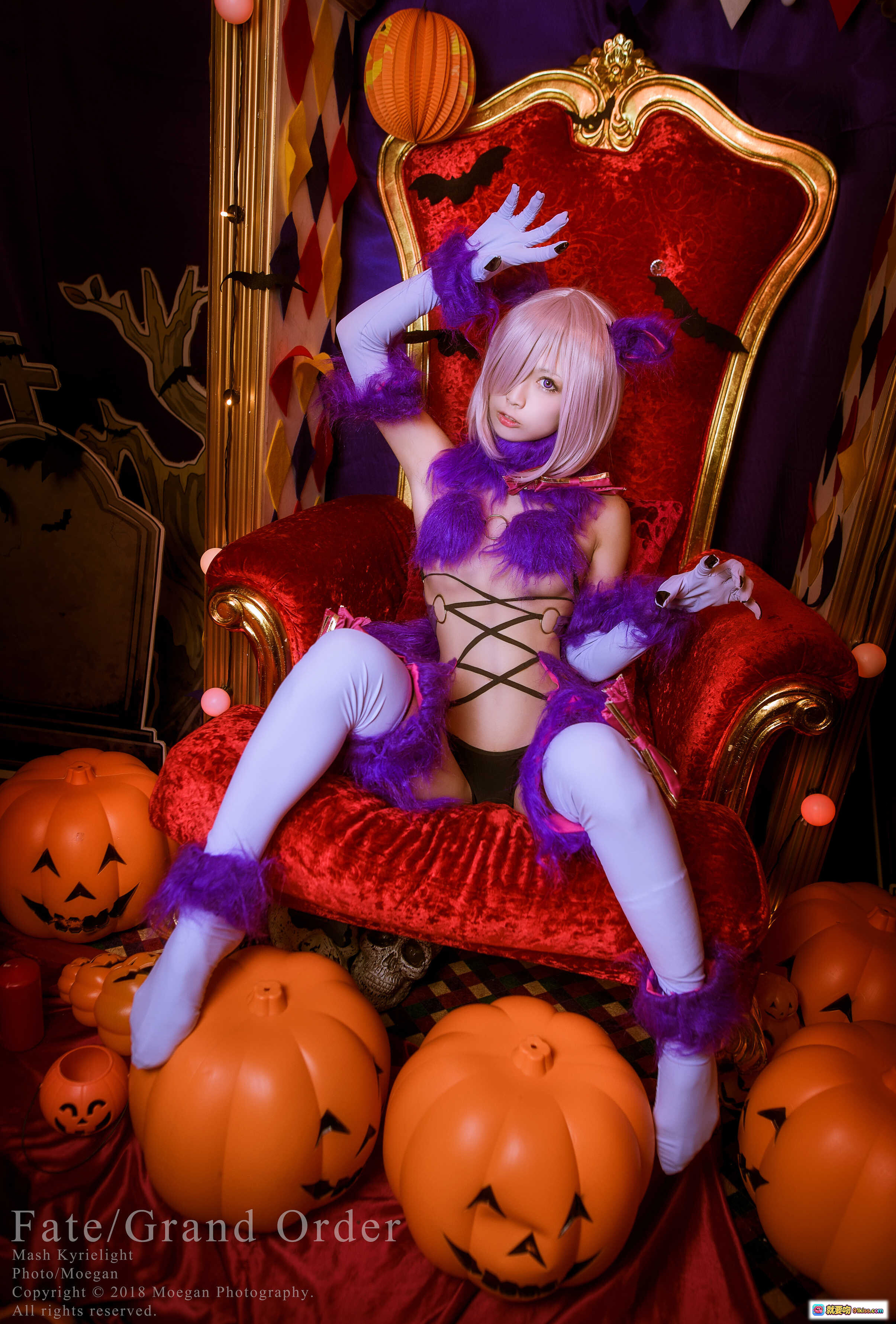 图片[5] - Fate/Grand Order Mash Kyrielight 万圣节紫毛cosplay 红椅南瓜灯场景 精致羽毛装饰 暗黑系少女写真 - 就要吻