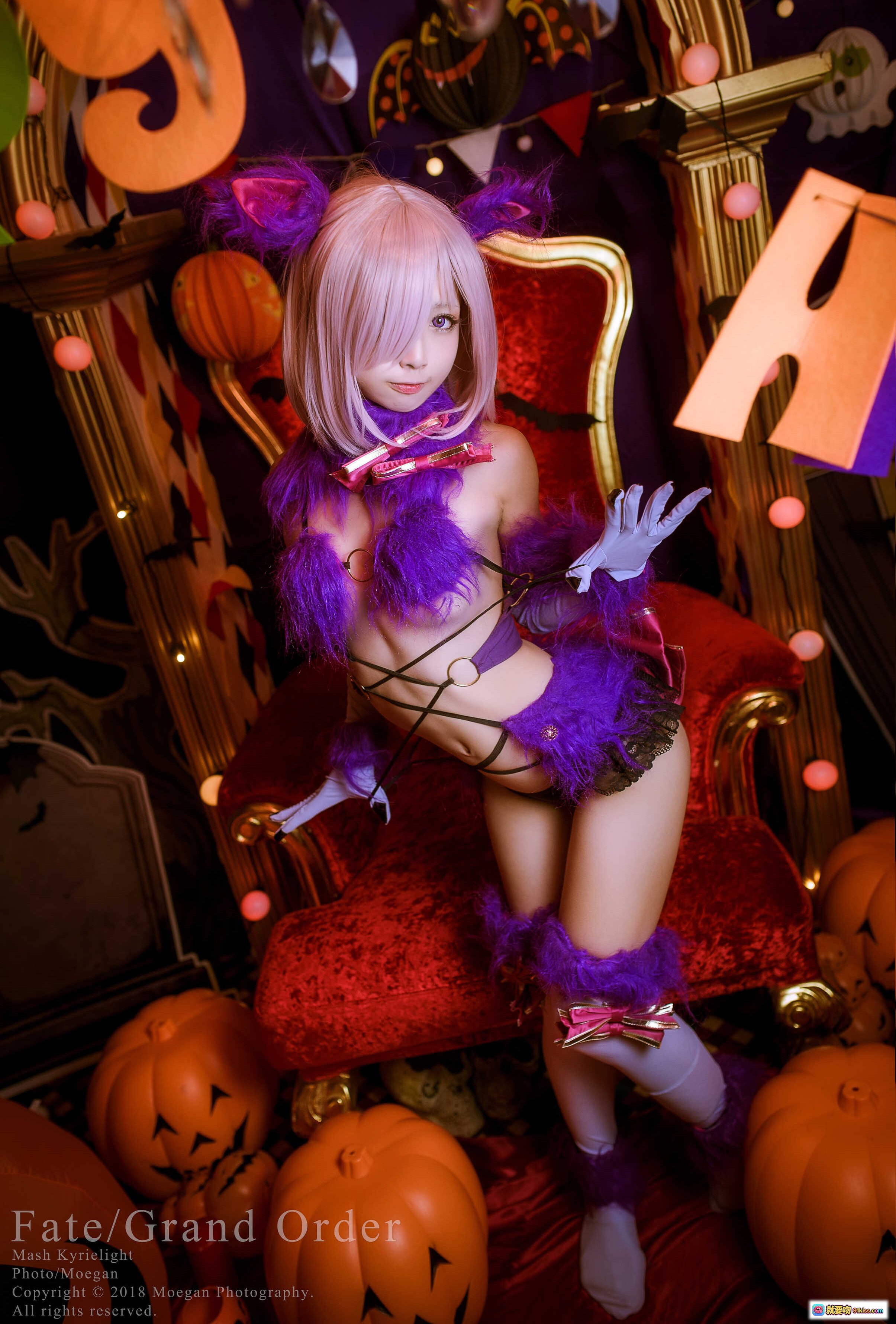 图片[1] - Fate/Grand Order Mash Kyrielight 万圣节紫毛cosplay 红椅南瓜灯场景 精致羽毛装饰 暗黑系少女写真 - 就要吻
