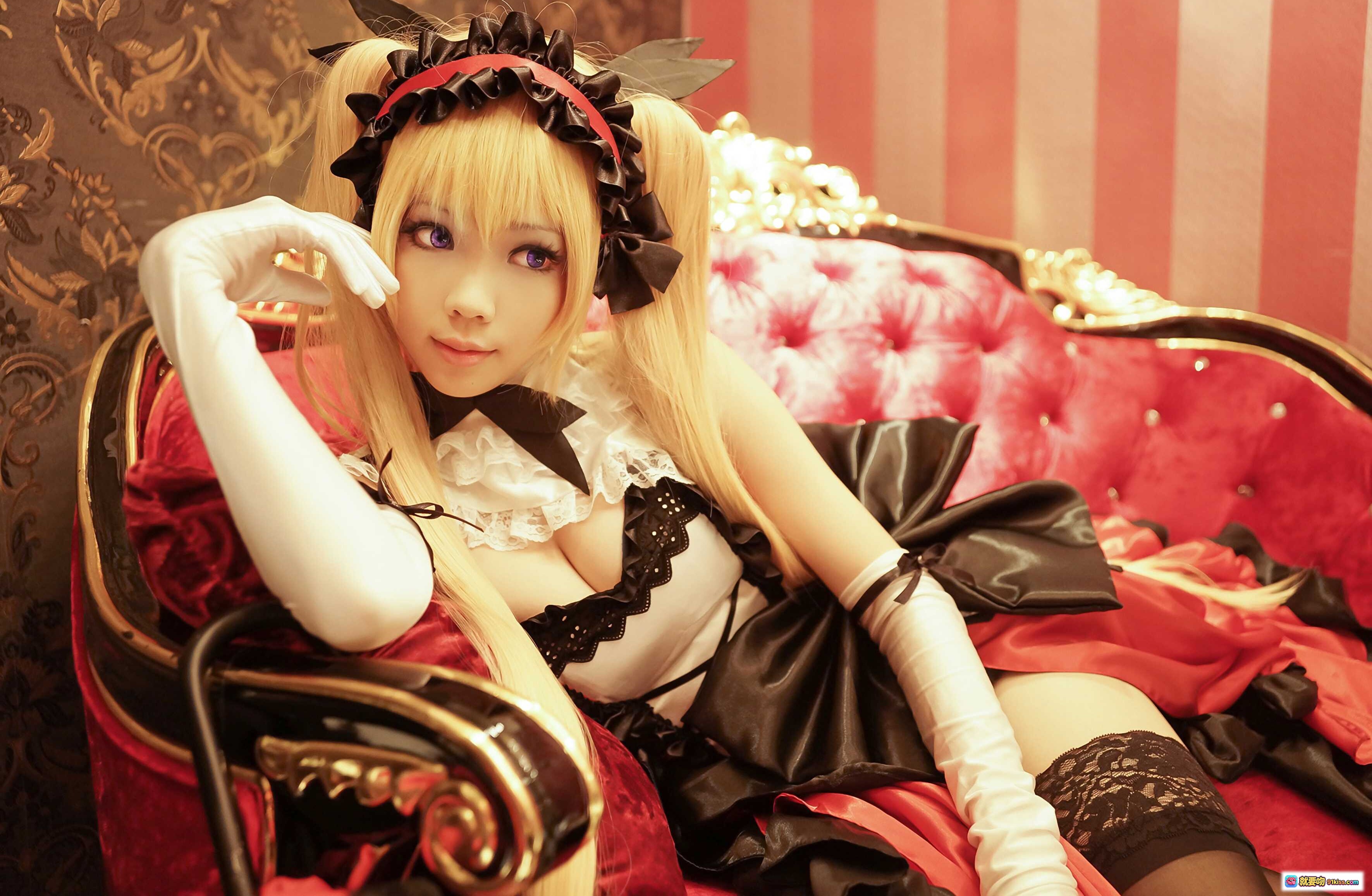 图片[2] - ElyEE子NO.028 cosplay写真｜金发双马尾女仆装｜红黑配色蕾丝长靴｜手持红伞坐姿优雅｜复古砖墙室内场景 - 就要吻