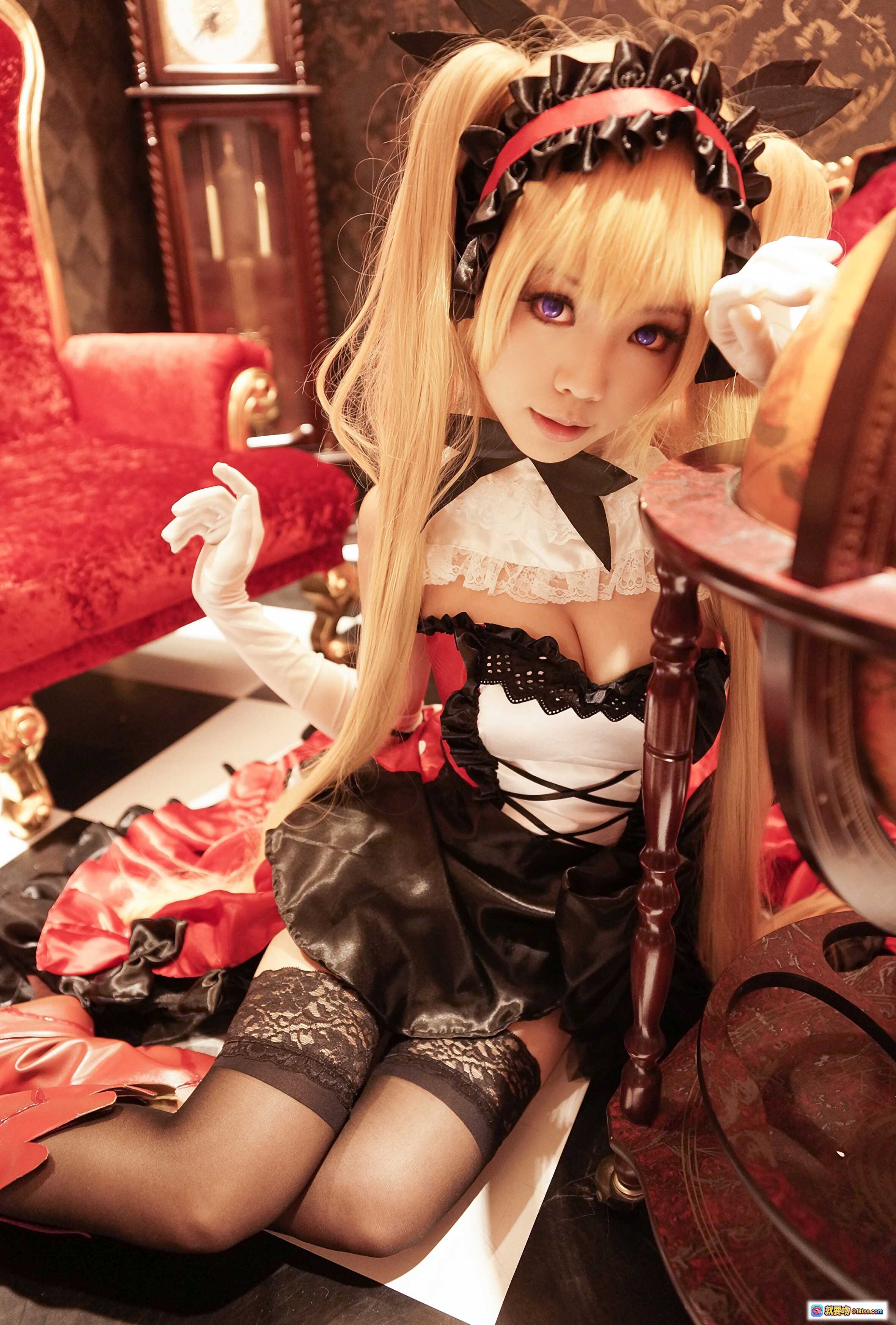 图片[3] - ElyEE子NO.028 cosplay写真｜金发双马尾女仆装｜红黑配色蕾丝长靴｜手持红伞坐姿优雅｜复古砖墙室内场景 - 就要吻