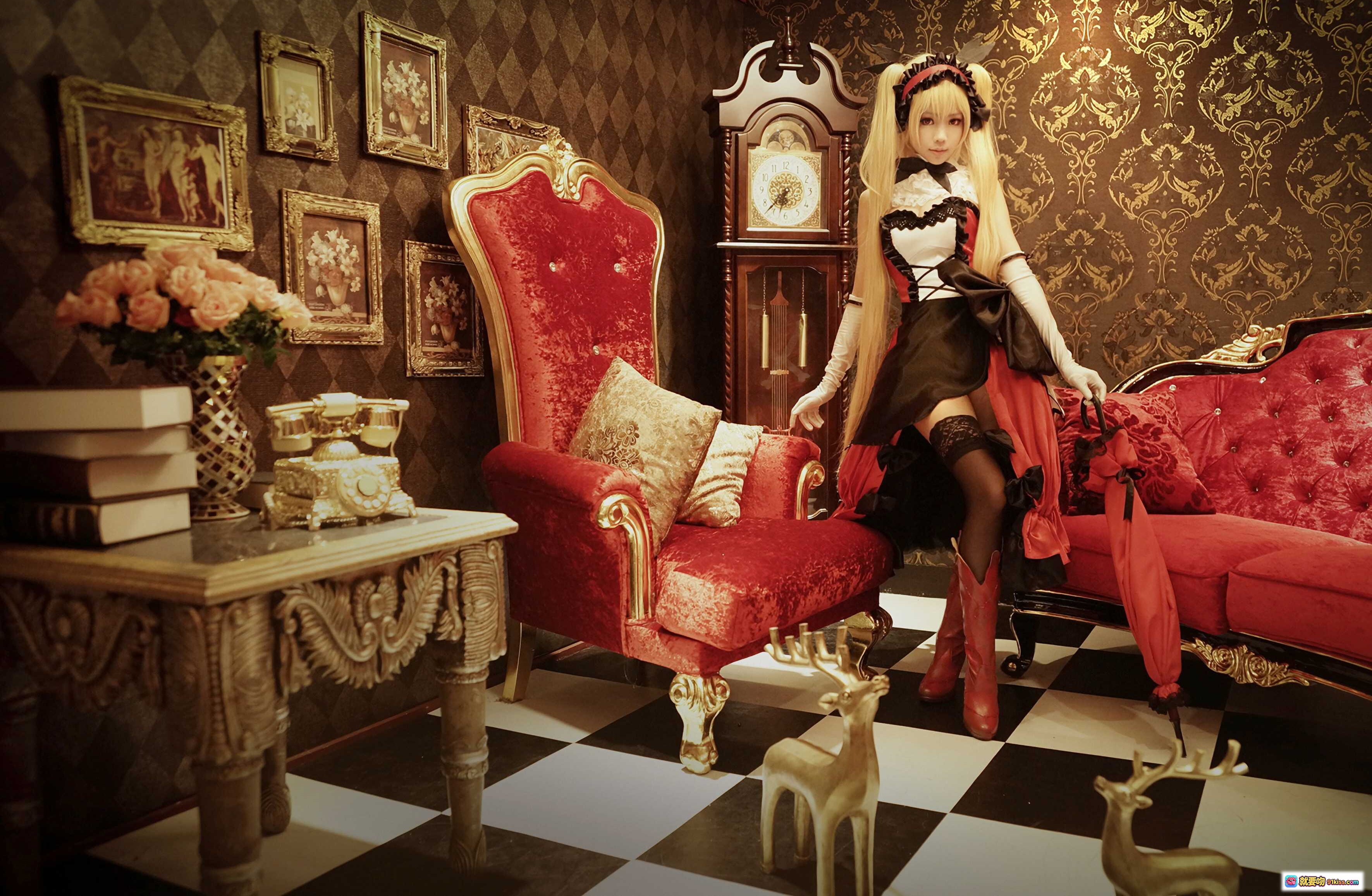 图片[5] - ElyEE子NO.028 cosplay写真｜金发双马尾女仆装｜红黑配色蕾丝长靴｜手持红伞坐姿优雅｜复古砖墙室内场景 - 就要吻