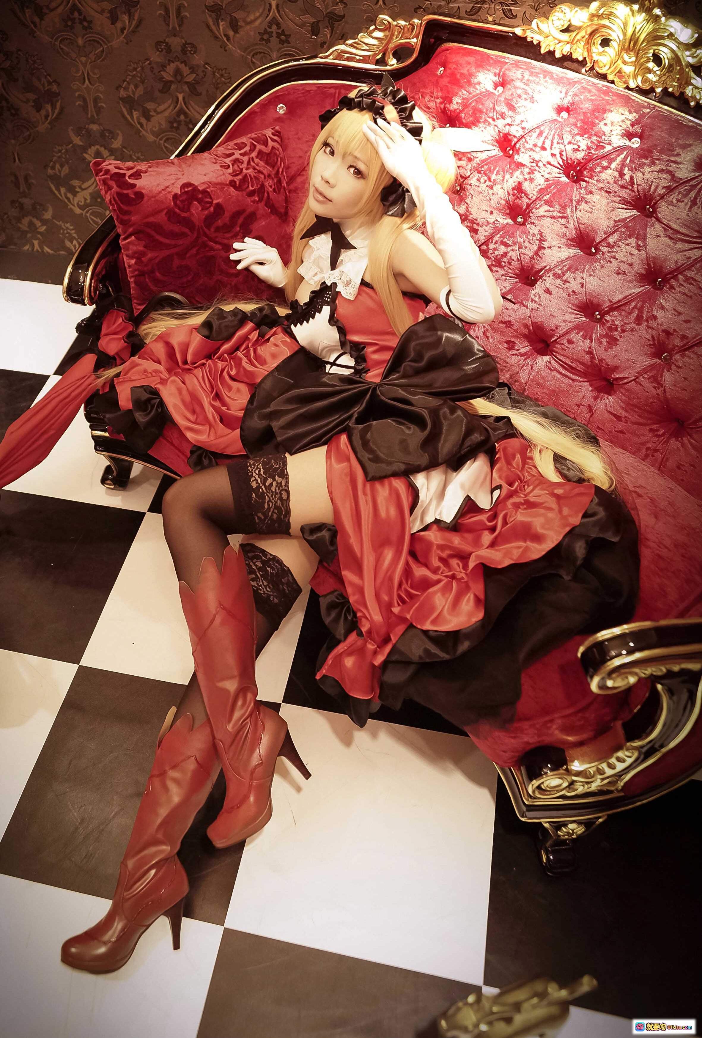 图片[4] - ElyEE子NO.028 cosplay写真｜金发双马尾女仆装｜红黑配色蕾丝长靴｜手持红伞坐姿优雅｜复古砖墙室内场景 - 就要吻