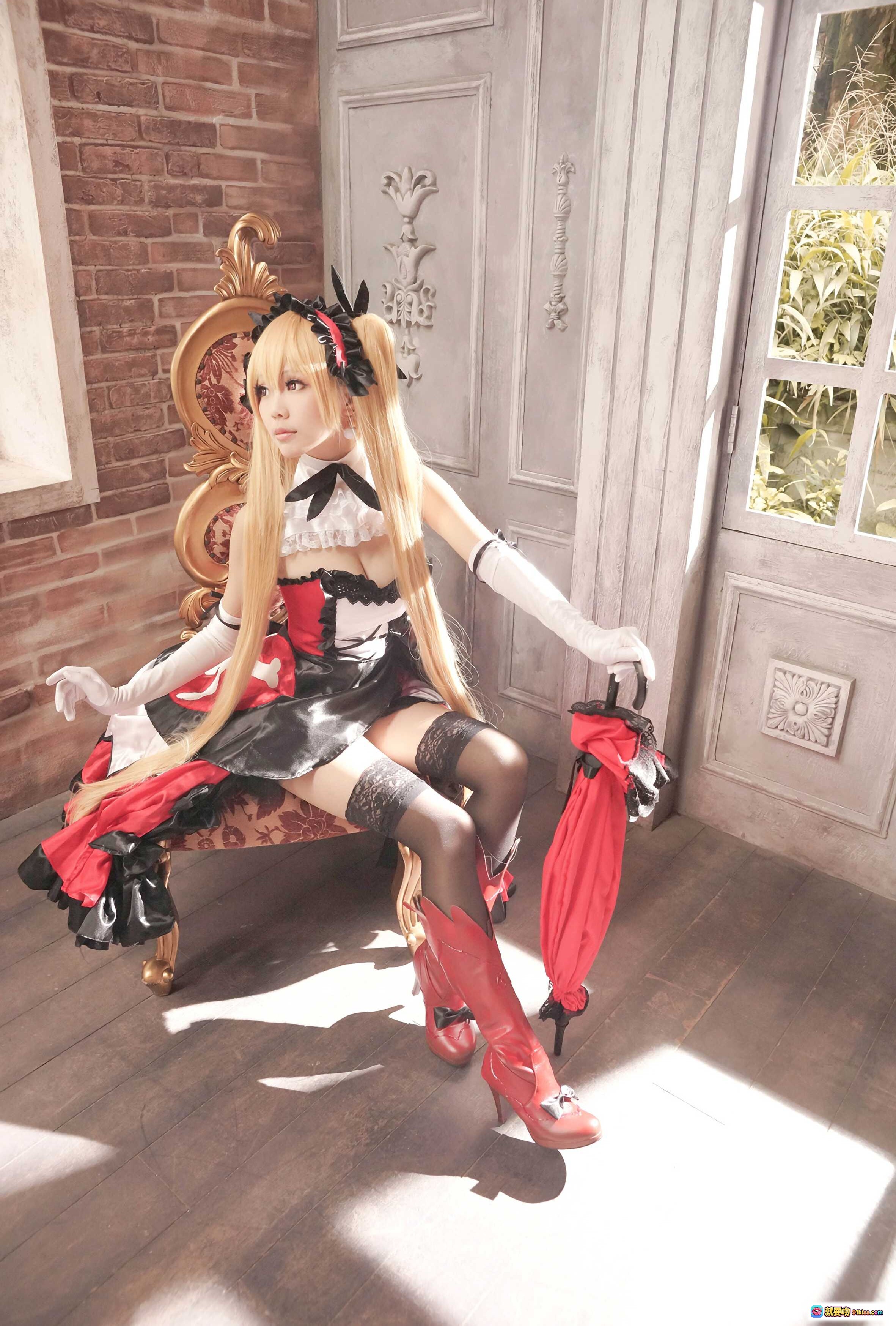 图片[6] - ElyEE子NO.028 cosplay写真｜金发双马尾女仆装｜红黑配色蕾丝长靴｜手持红伞坐姿优雅｜复古砖墙室内场景 - 就要吻