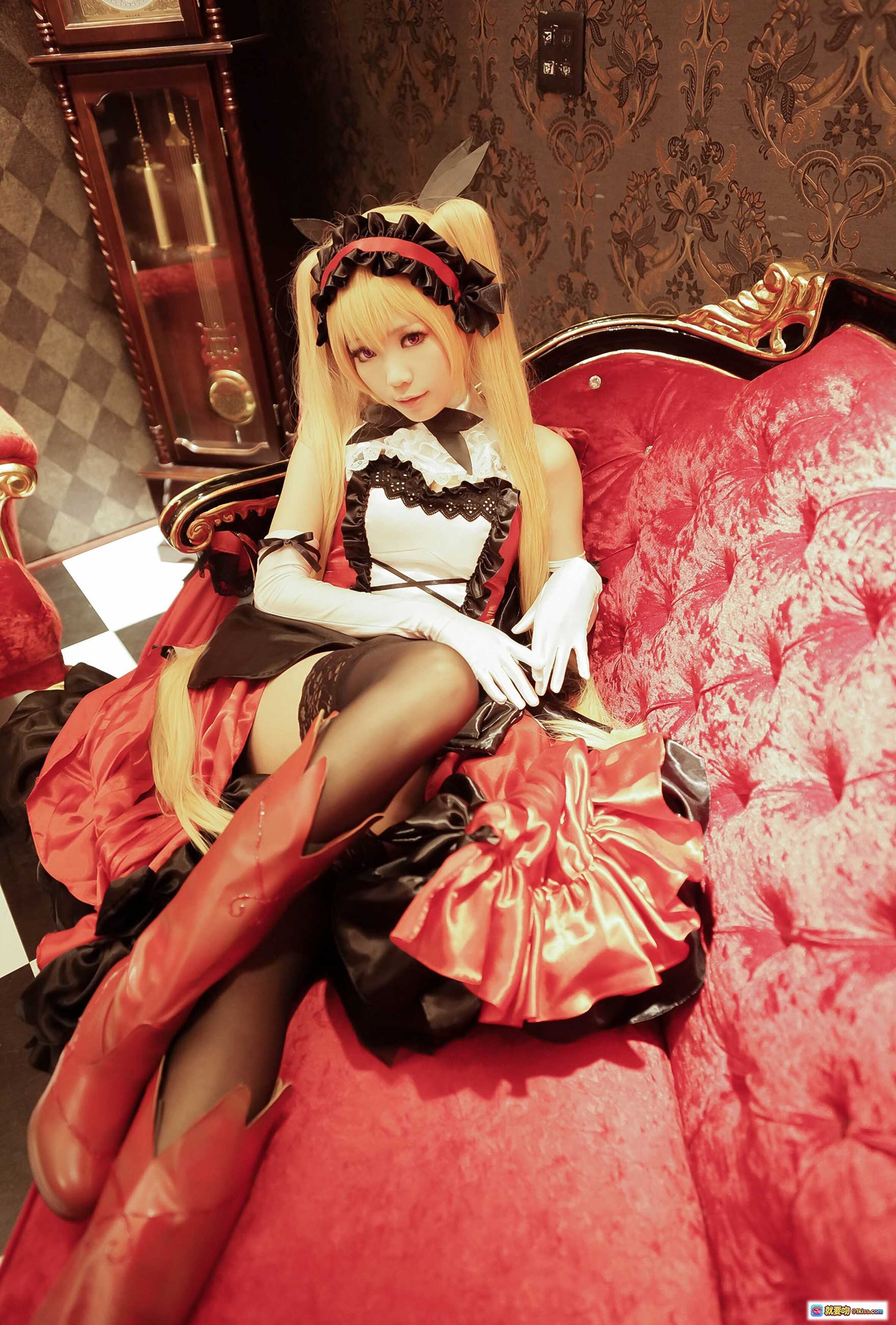 图片[7] - ElyEE子NO.028 cosplay写真｜金发双马尾女仆装｜红黑配色蕾丝长靴｜手持红伞坐姿优雅｜复古砖墙室内场景 - 就要吻