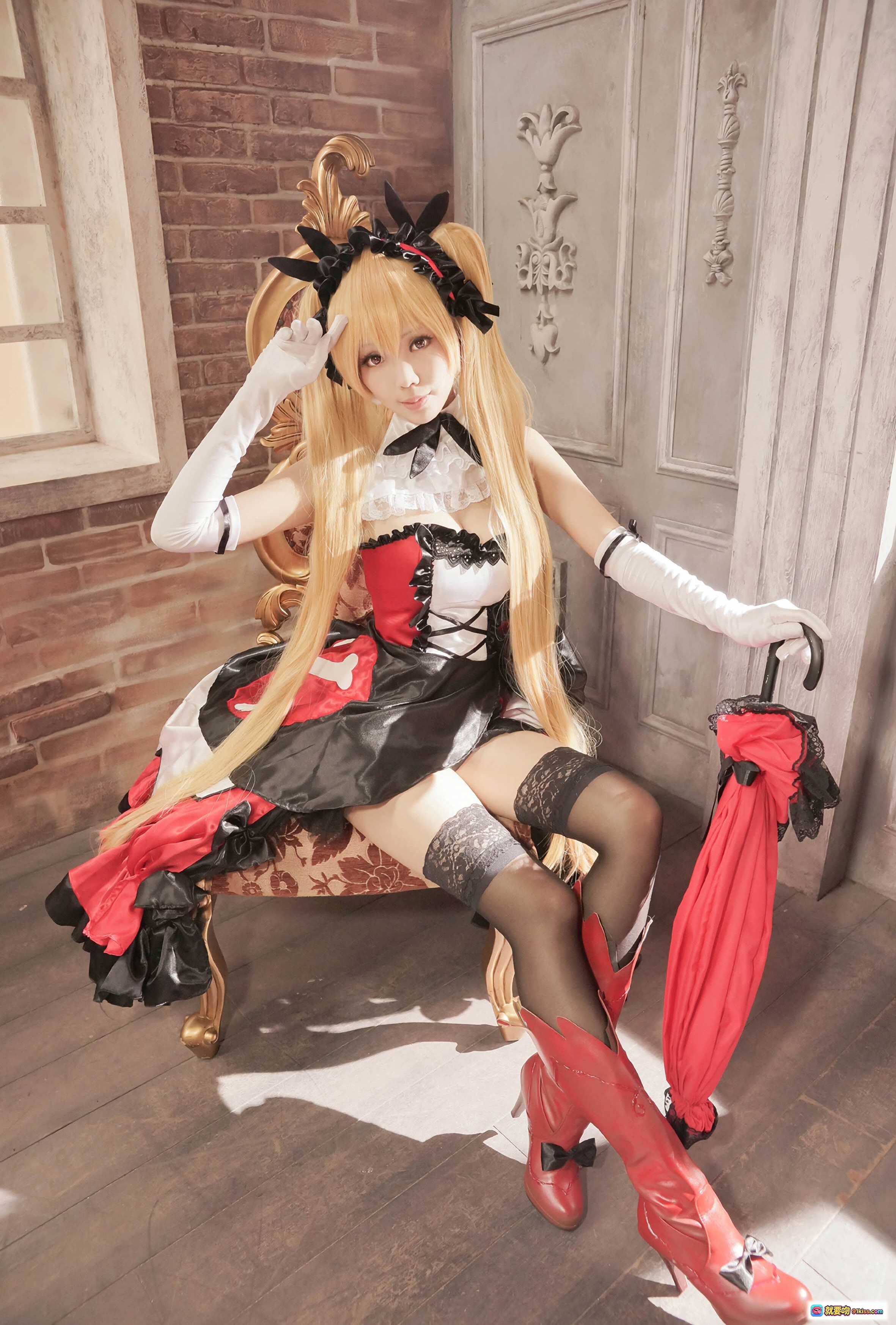 图片[1] - ElyEE子NO.028 cosplay写真｜金发双马尾女仆装｜红黑配色蕾丝长靴｜手持红伞坐姿优雅｜复古砖墙室内场景 - 就要吻