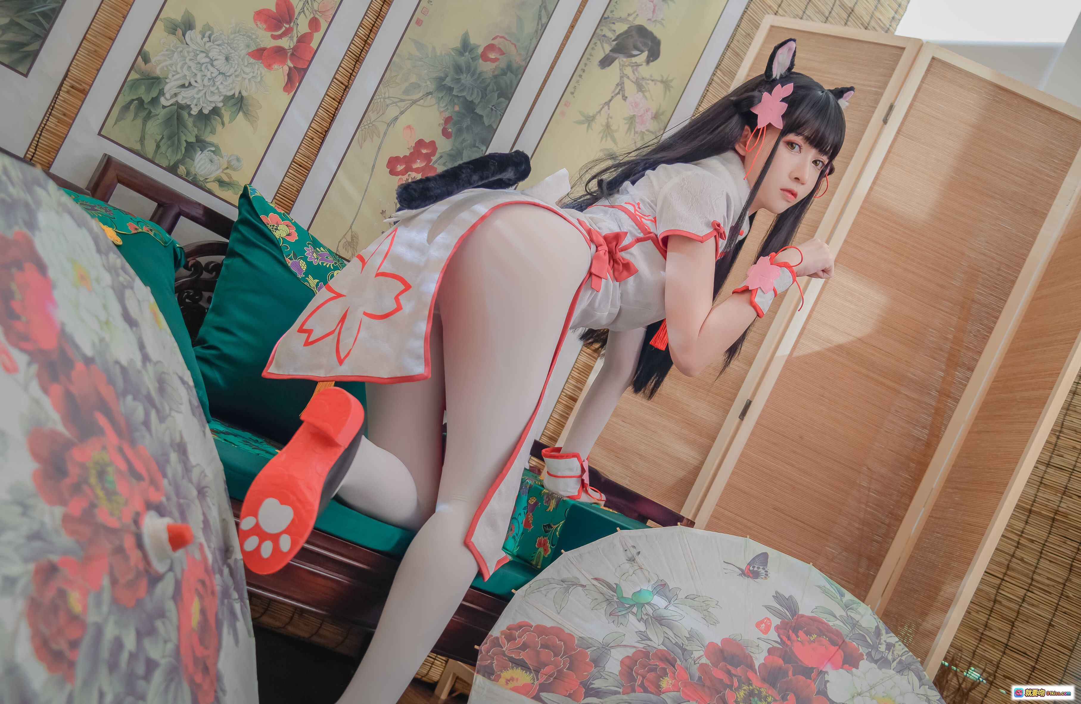 鳗鱼霏儿NO.018碧蓝华裳夕暮cos写真 白色旗袍猫耳少女 和风房间花伞美腿16P高清图集 - 就要吻