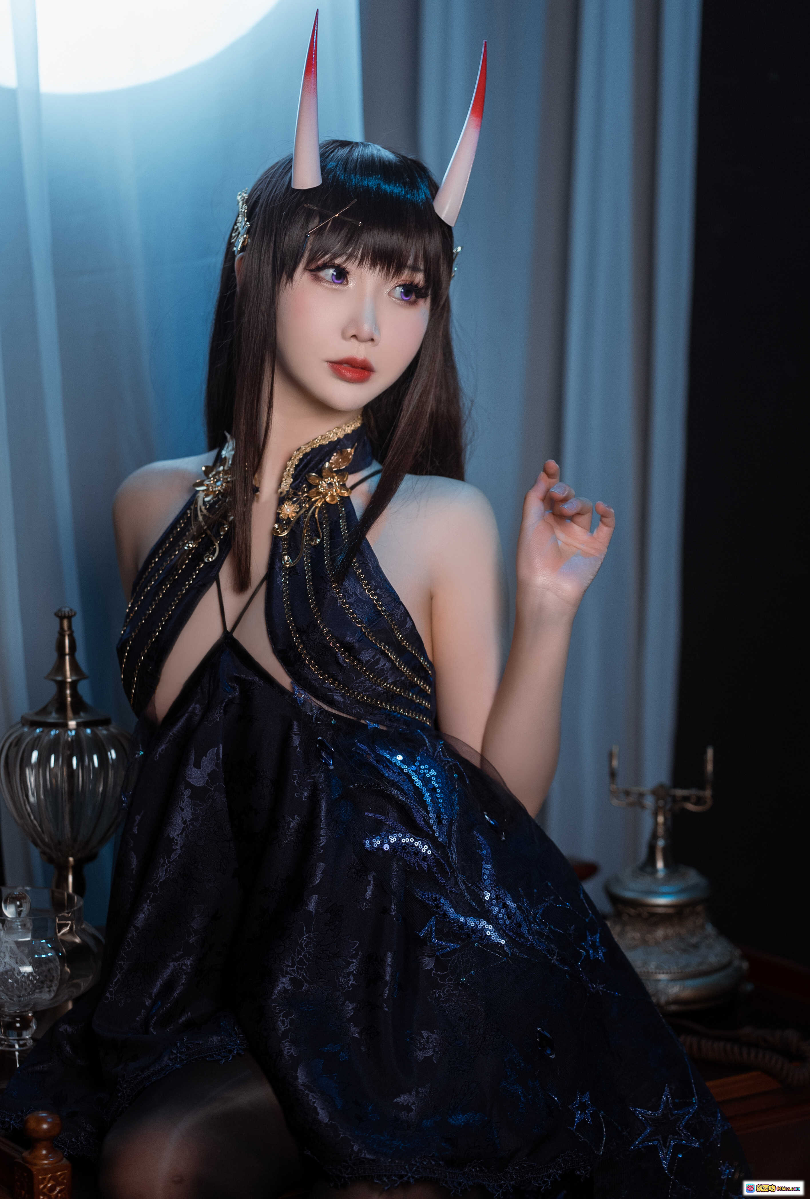 图片[9] - 面饼仙儿NO.098能代cos写真｜暗黑系恶魔角少女｜深蓝星纹短裙+黑丝美腿｜精致配饰+高跟鞋｜室内布景唯美躺拍 - 就要吻