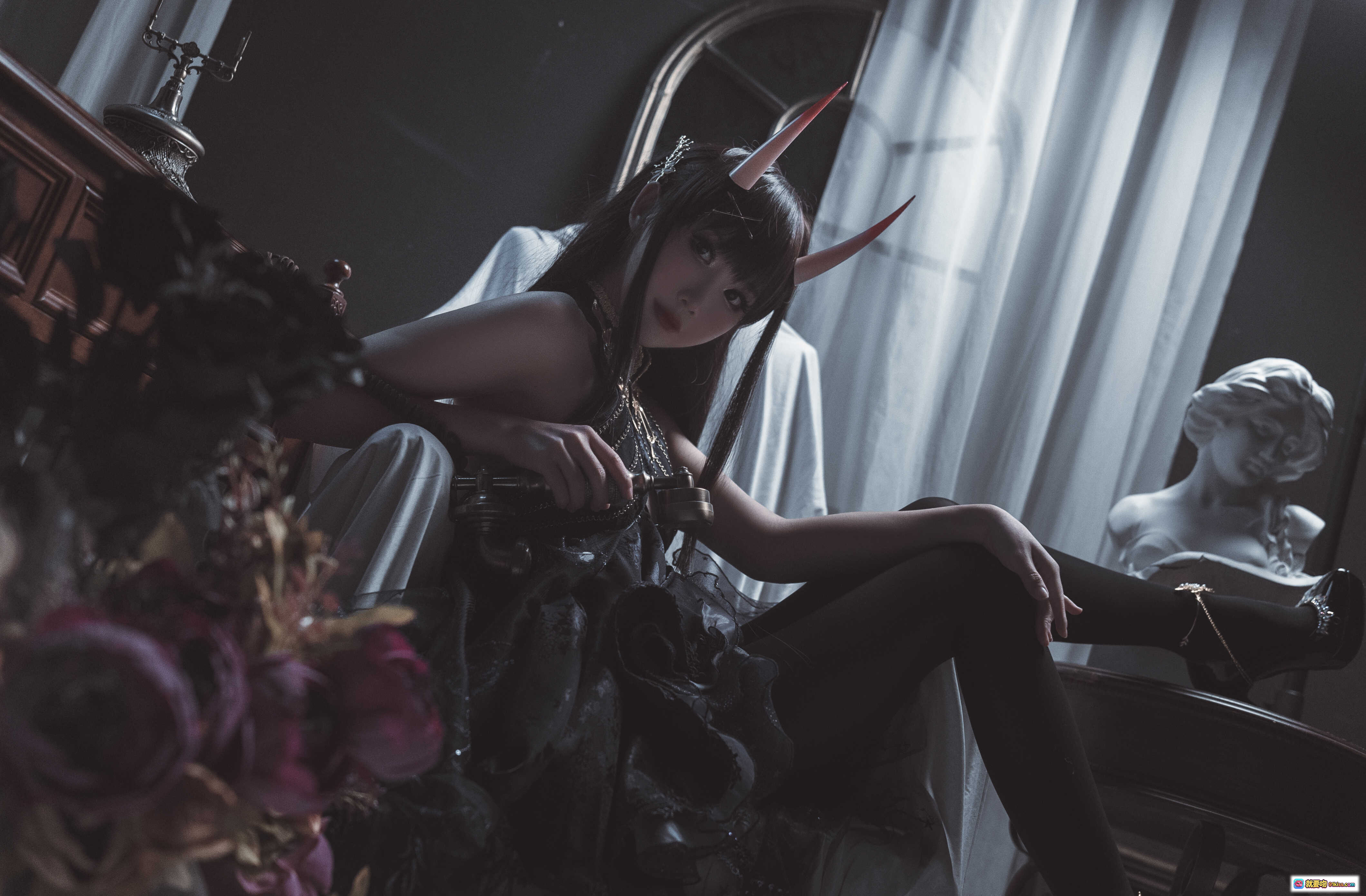 图片[2] - 面饼仙儿NO.098能代cos写真｜暗黑系恶魔角少女｜深蓝星纹短裙+黑丝美腿｜精致配饰+高跟鞋｜室内布景唯美躺拍 - 就要吻