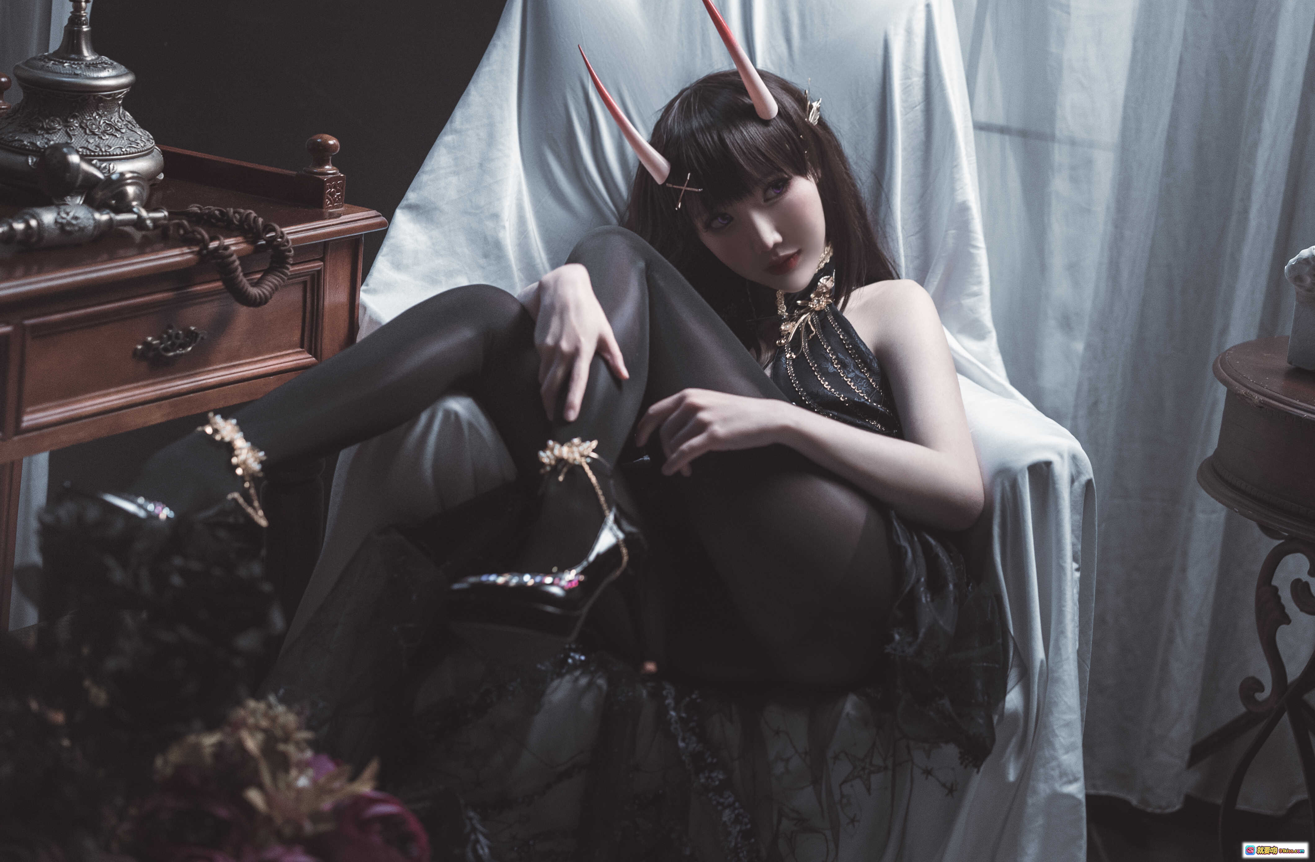 图片[3] - 面饼仙儿NO.098能代cos写真｜暗黑系恶魔角少女｜深蓝星纹短裙+黑丝美腿｜精致配饰+高跟鞋｜室内布景唯美躺拍 - 就要吻