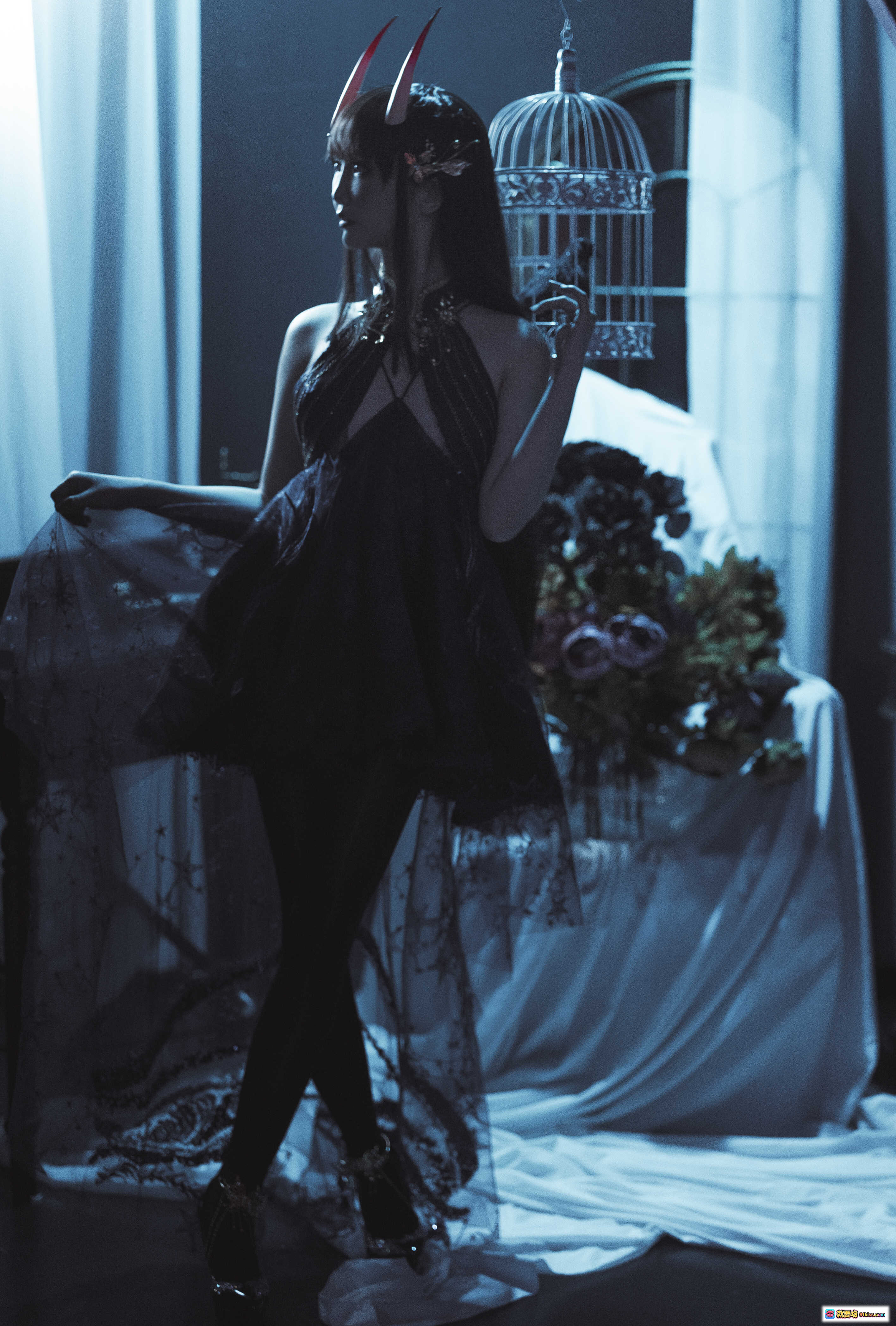 图片[5] - 面饼仙儿NO.098能代cos写真｜暗黑系恶魔角少女｜深蓝星纹短裙+黑丝美腿｜精致配饰+高跟鞋｜室内布景唯美躺拍 - 就要吻