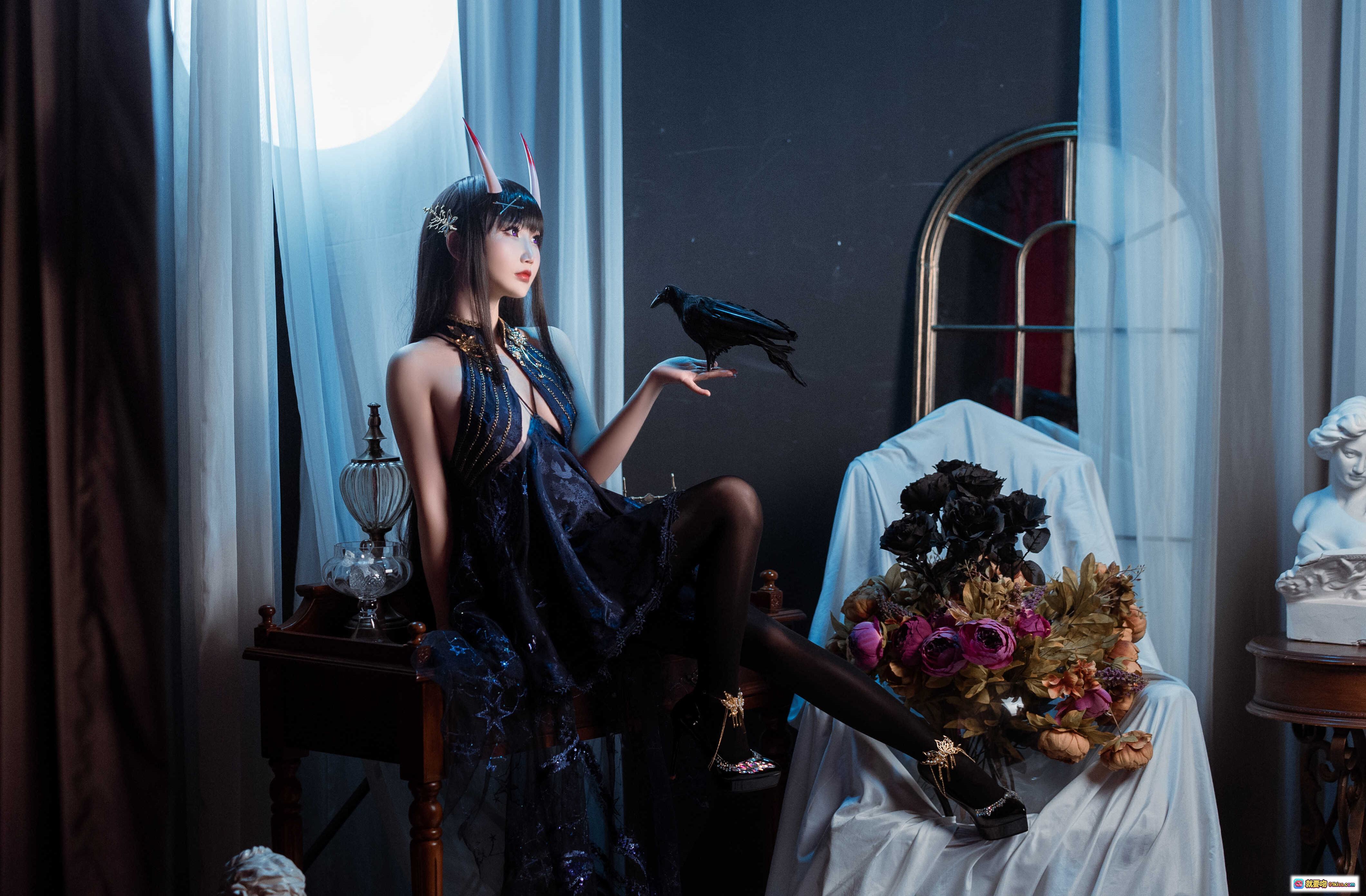 图片[10] - 面饼仙儿NO.098能代cos写真｜暗黑系恶魔角少女｜深蓝星纹短裙+黑丝美腿｜精致配饰+高跟鞋｜室内布景唯美躺拍 - 就要吻