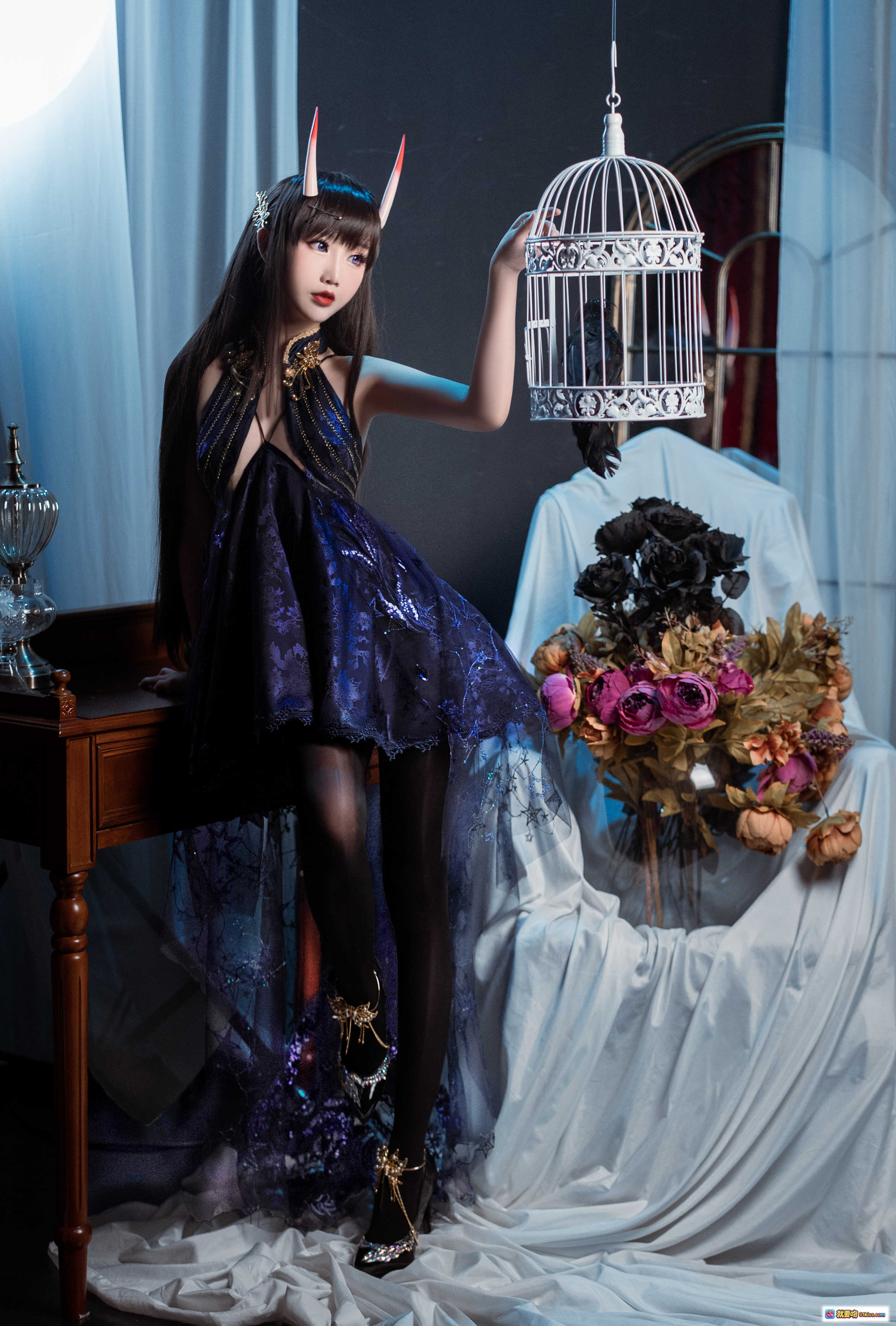 图片[4] - 面饼仙儿NO.098能代cos写真｜暗黑系恶魔角少女｜深蓝星纹短裙+黑丝美腿｜精致配饰+高跟鞋｜室内布景唯美躺拍 - 就要吻