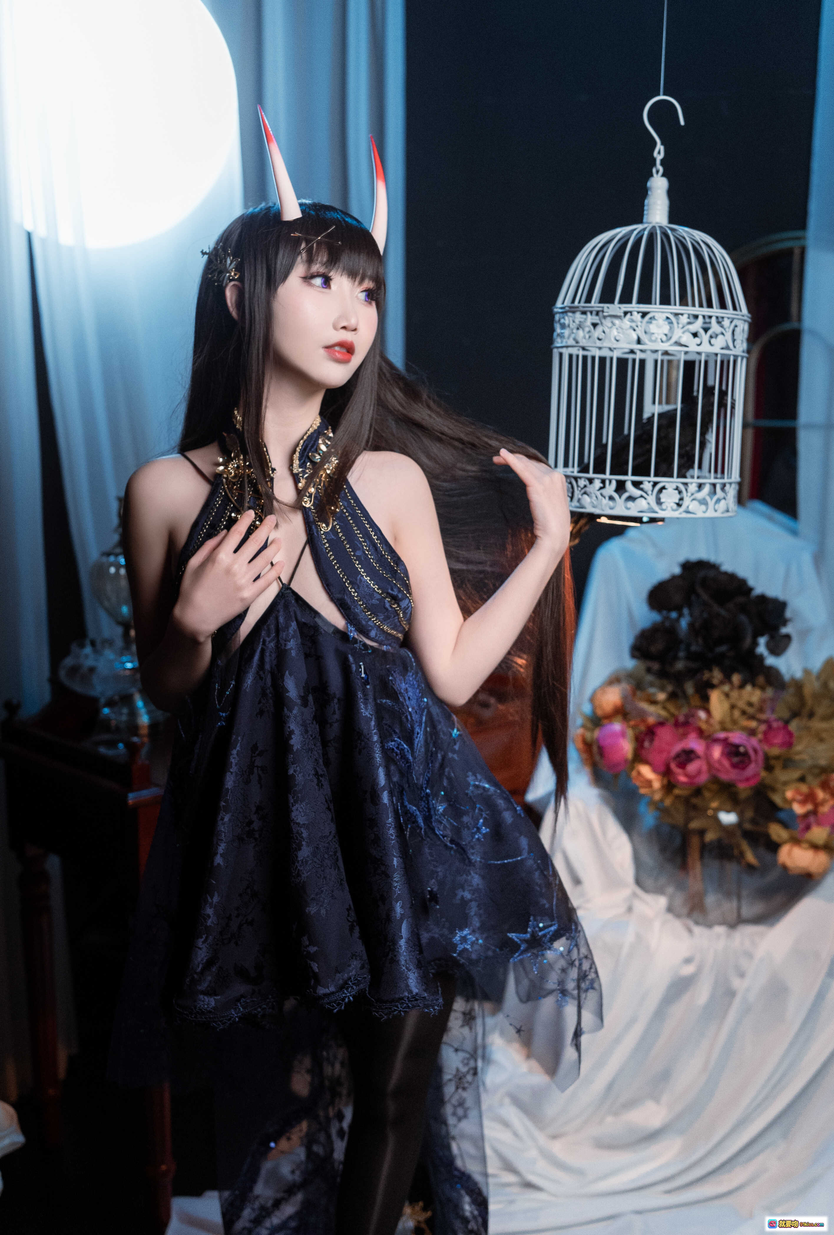 图片[8] - 面饼仙儿NO.098能代cos写真｜暗黑系恶魔角少女｜深蓝星纹短裙+黑丝美腿｜精致配饰+高跟鞋｜室内布景唯美躺拍 - 就要吻