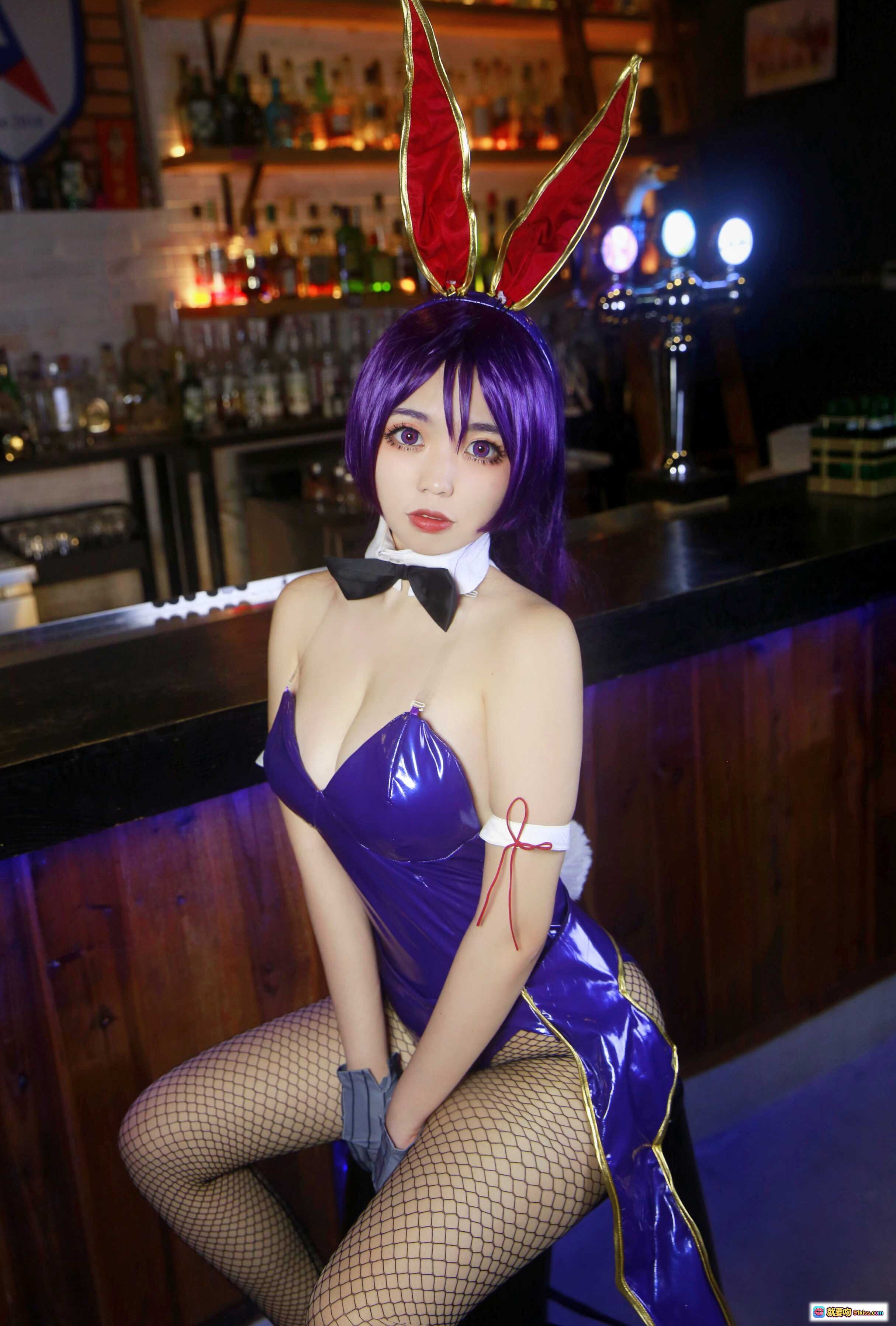 图片[4] - 啊日日_Ganlory NO.001 奶光紫色兔女郎cosplay写真，鱼网袜高跟鞋酒吧场景30P高清图集 - 就要吻